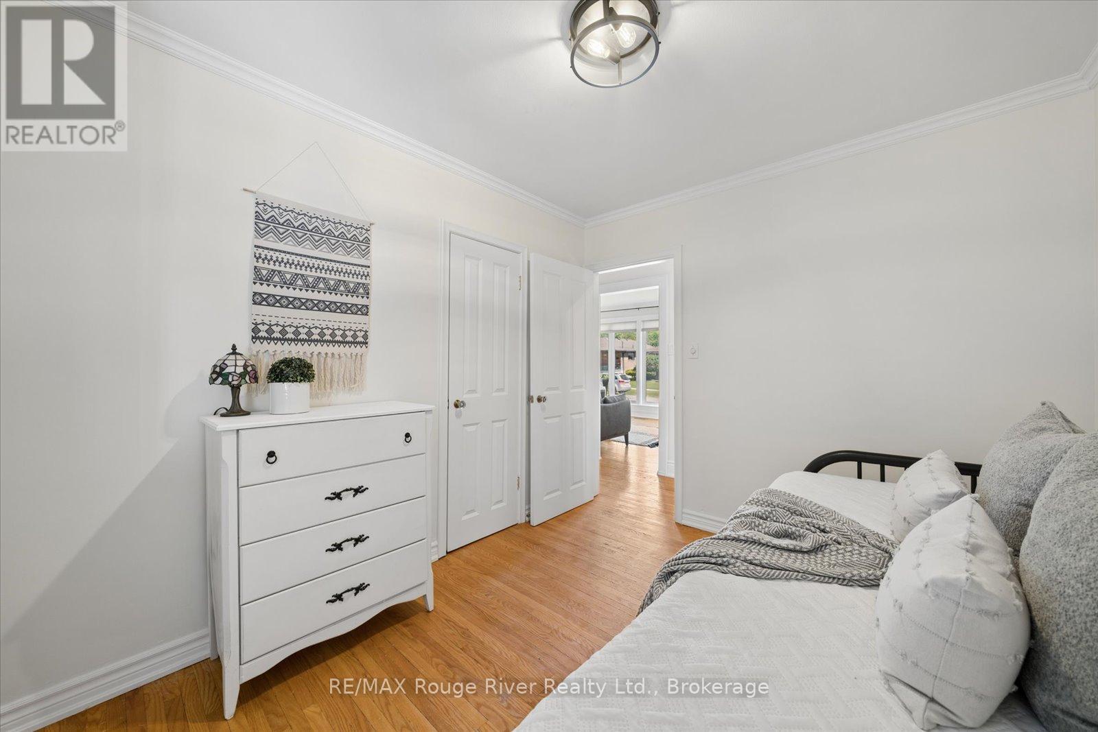 702 GILBERT STREET W - 29