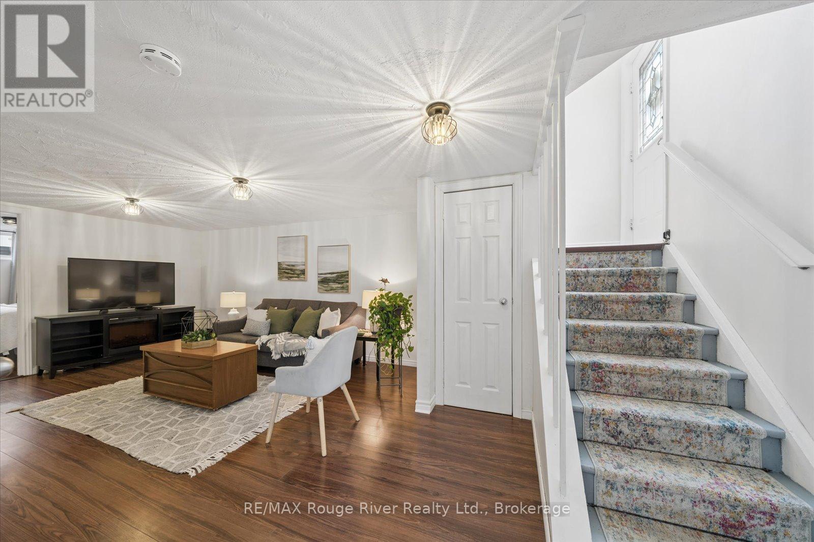 702 GILBERT STREET W - 33