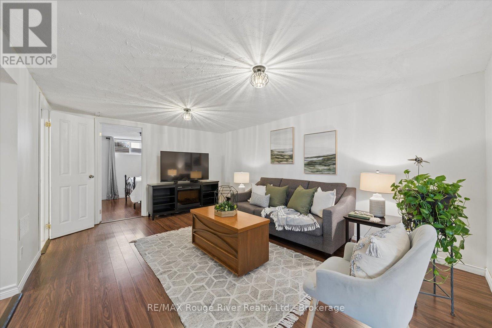 702 GILBERT STREET W - 34