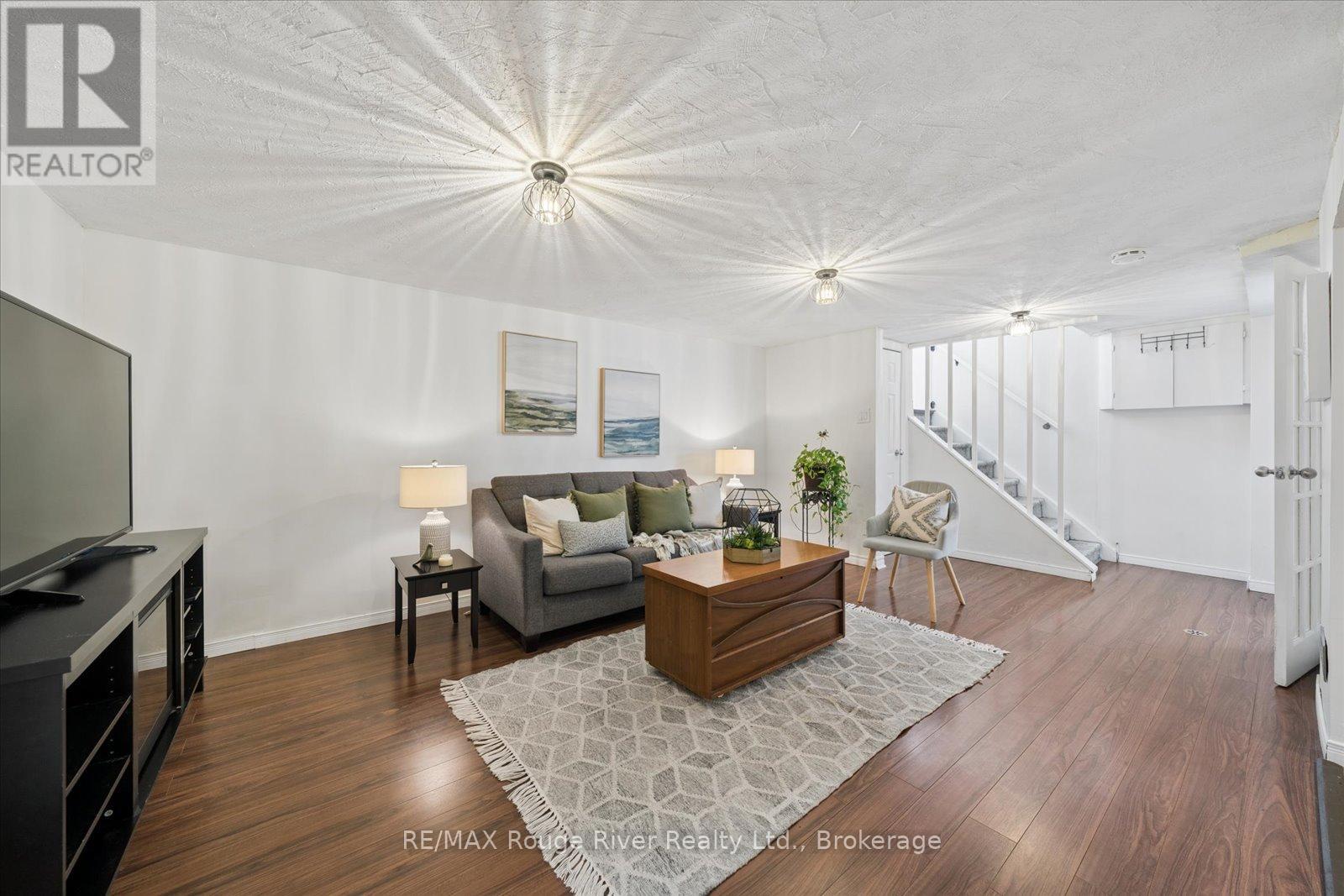 702 GILBERT STREET W - 35