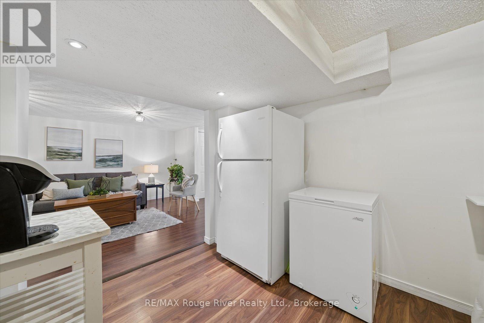 702 GILBERT STREET W - 41