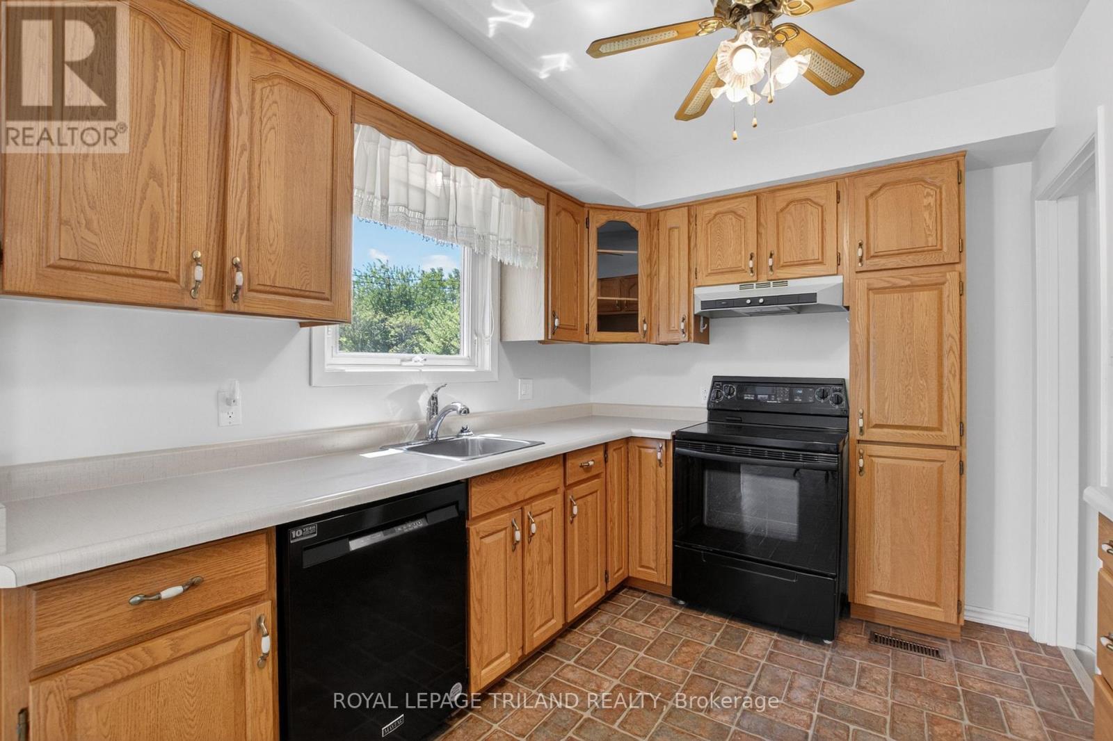 7 THOMPSON AVENUE - 12