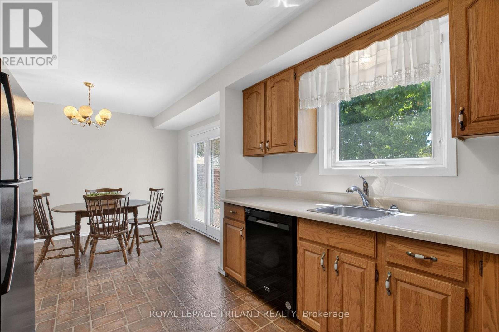 7 THOMPSON AVENUE - 16