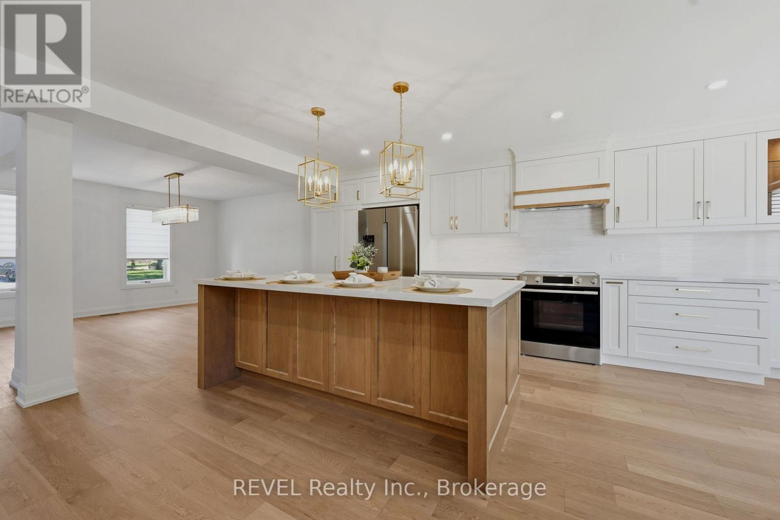 15 MACINTOSH CRESCENT - 15