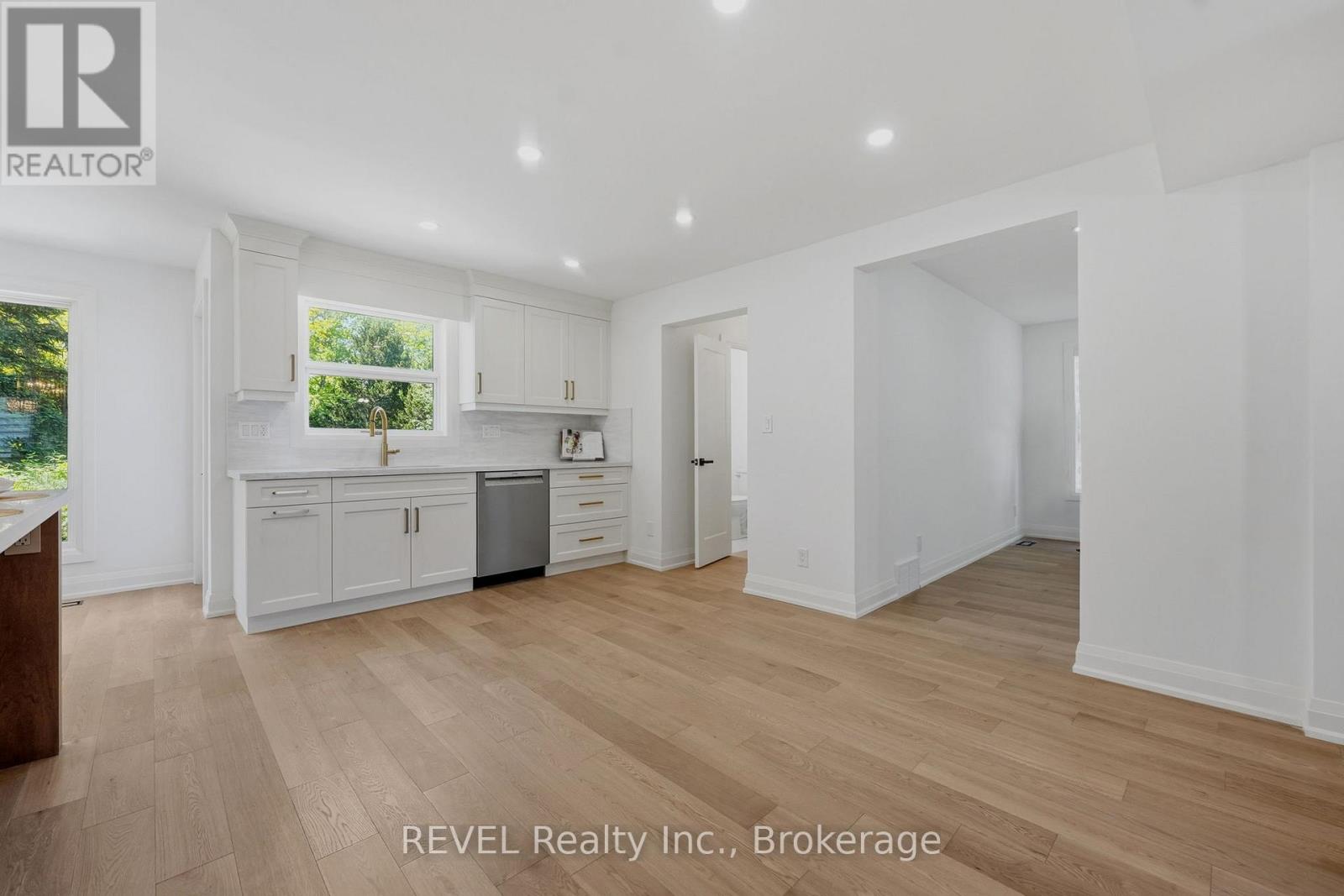 15 MACINTOSH CRESCENT - 19