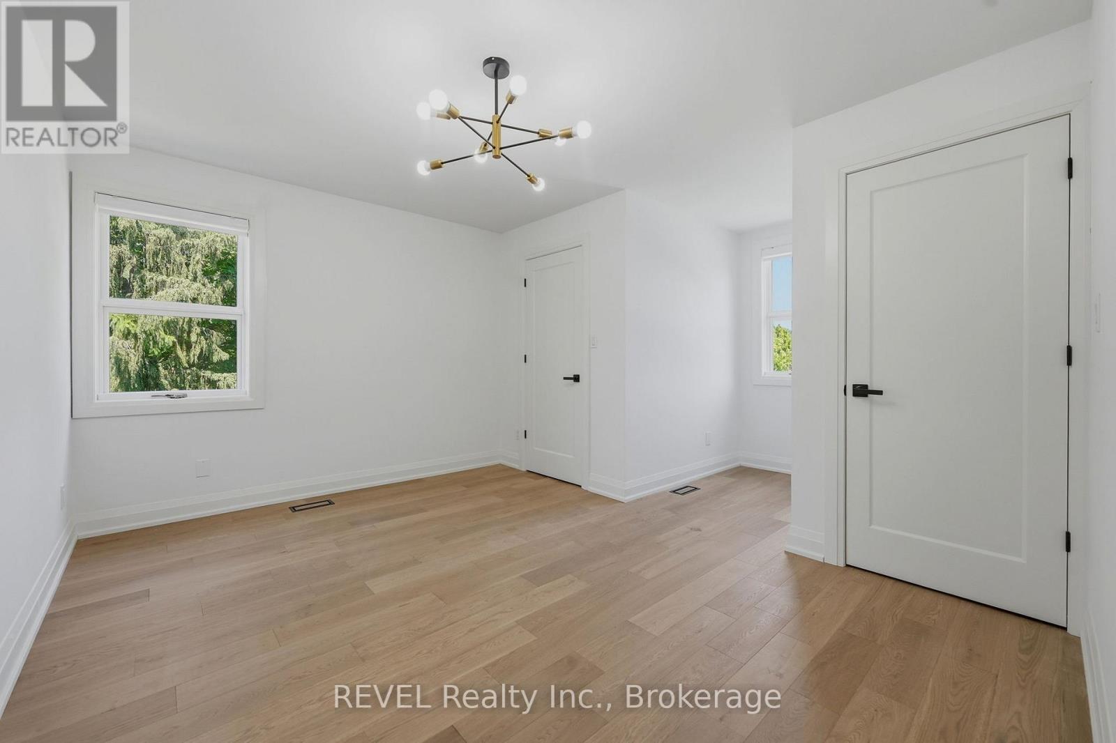 15 MACINTOSH CRESCENT - 33