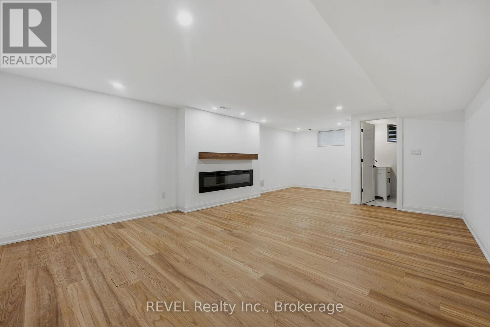 15 MACINTOSH CRESCENT - 38