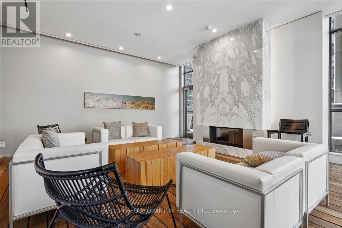 #404 8 CHARLOTTE STREET - 24