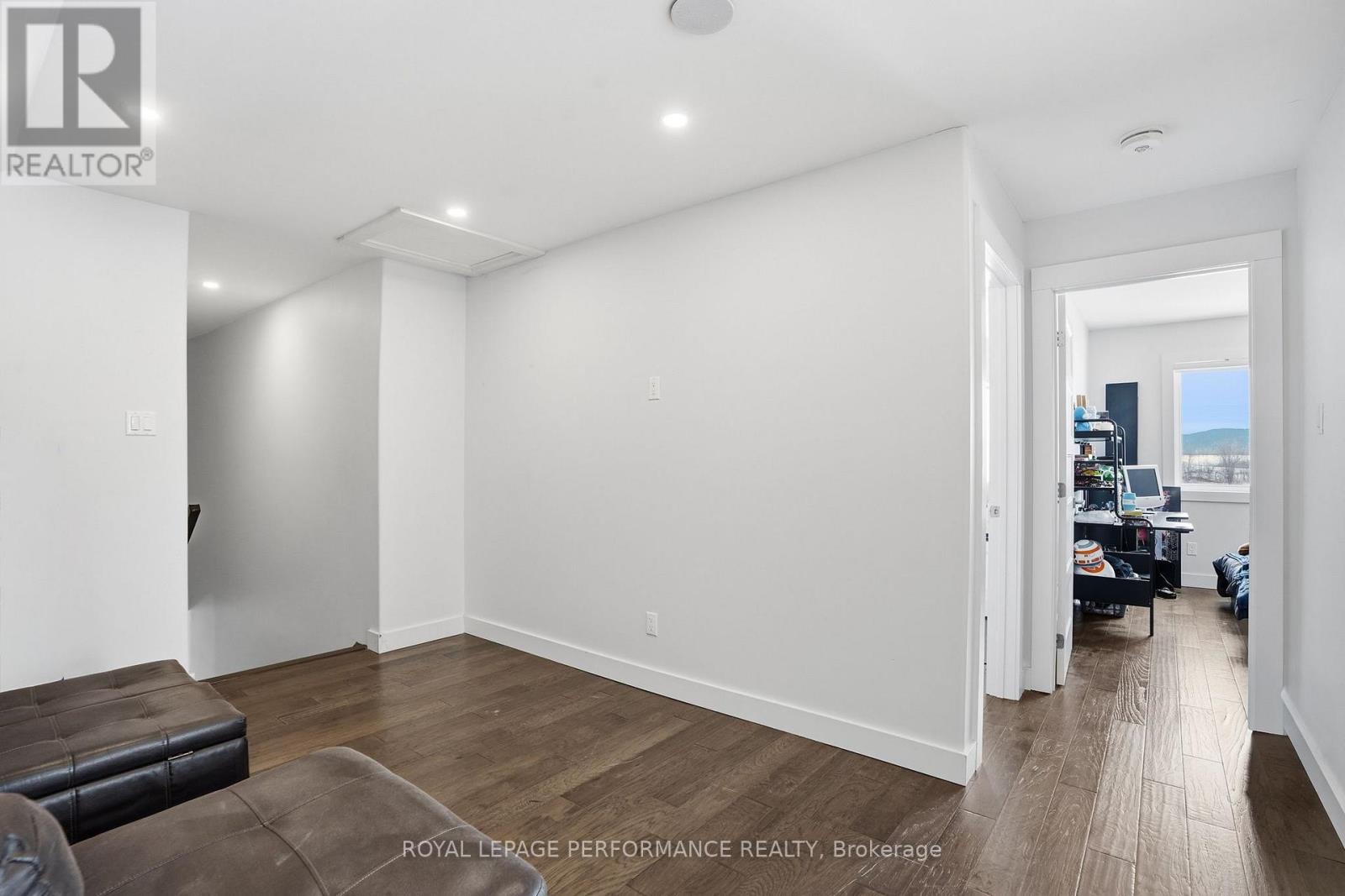 573 BAY ROAD - 32