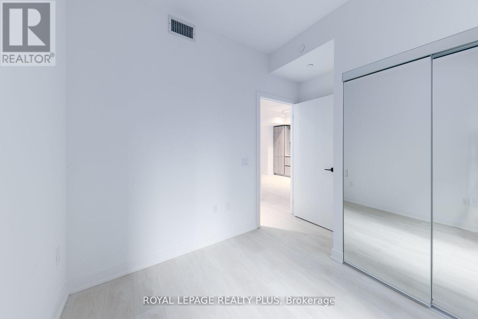 #206S 127 BROADWAY AVENUE S - 14