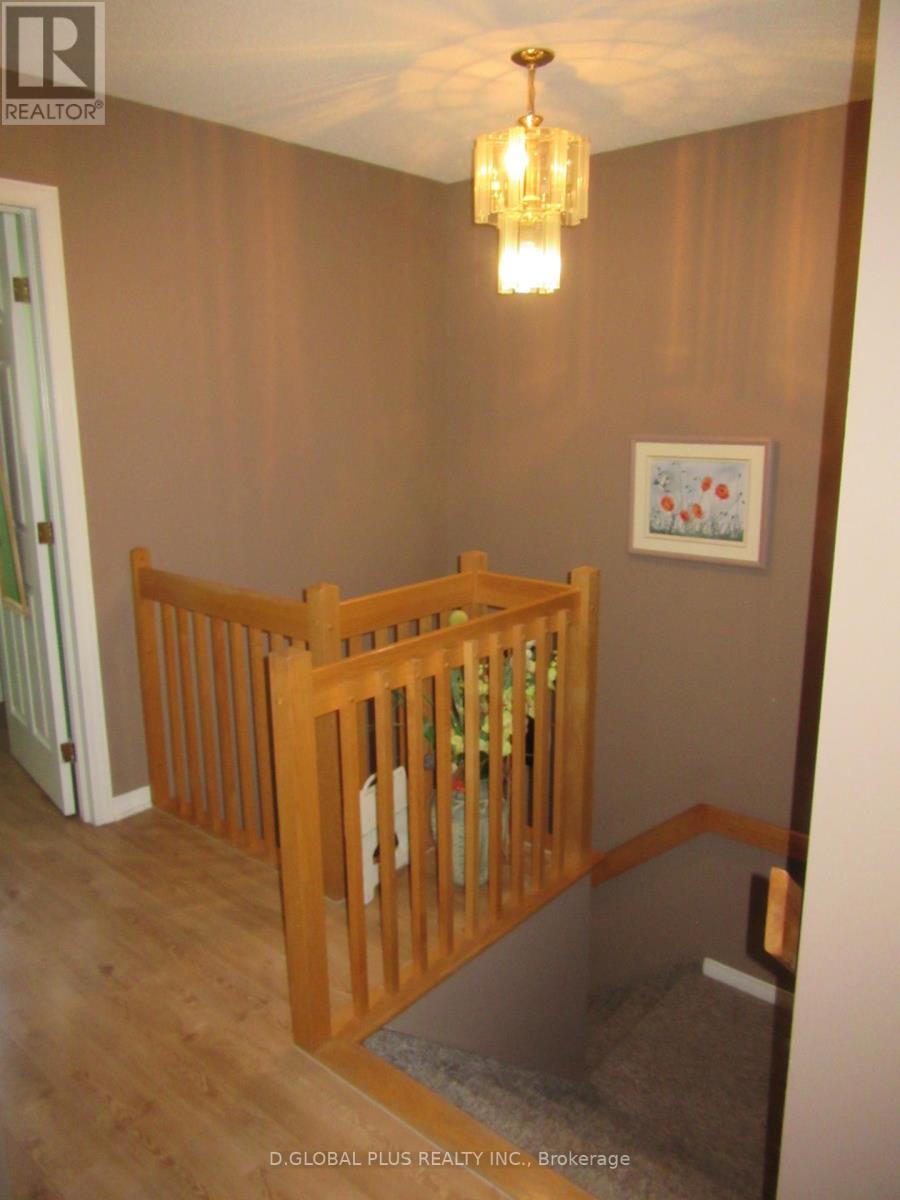 121 HEMLOCK CRESCENT N - 11