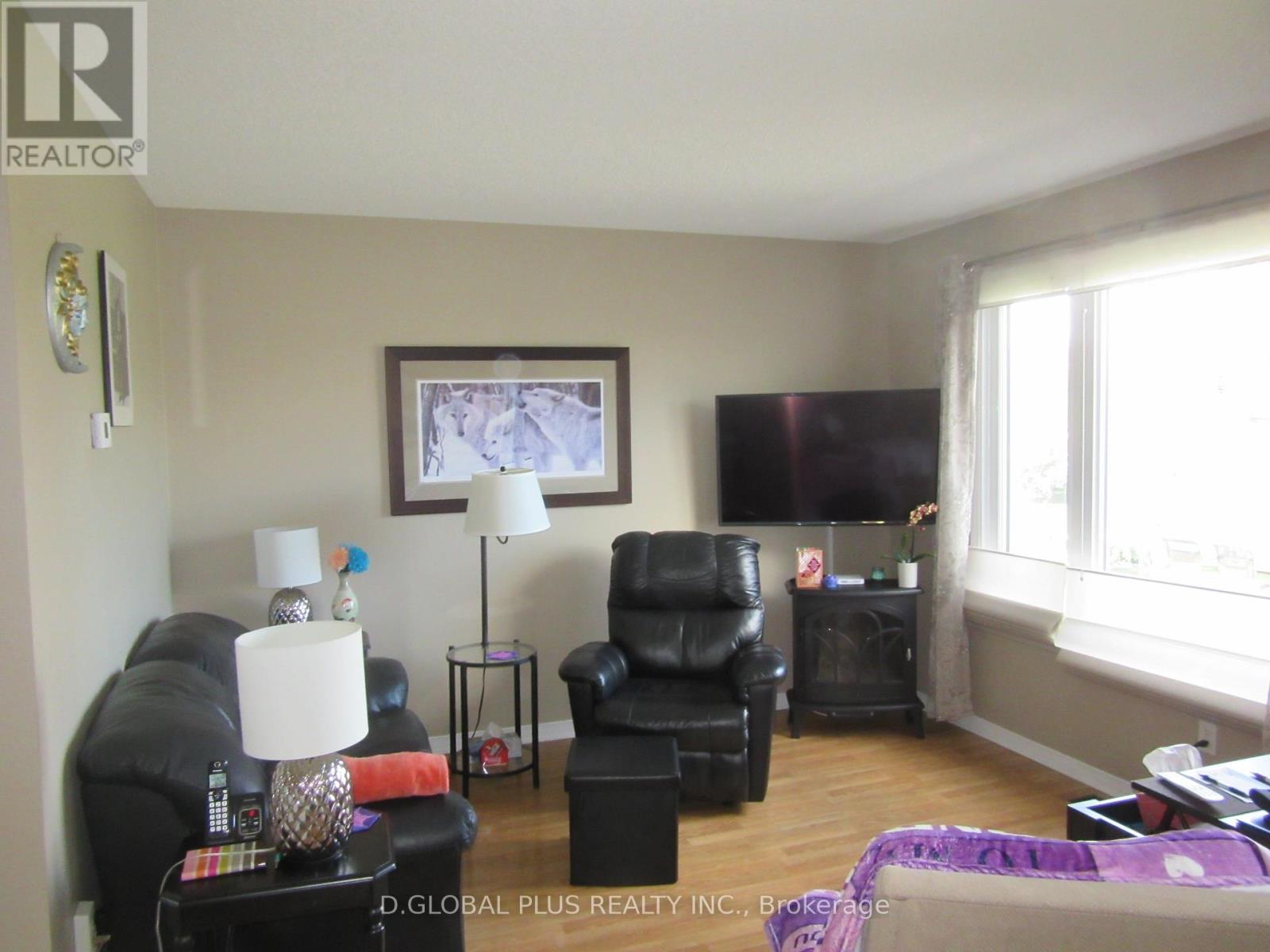 121 HEMLOCK CRESCENT N - 4