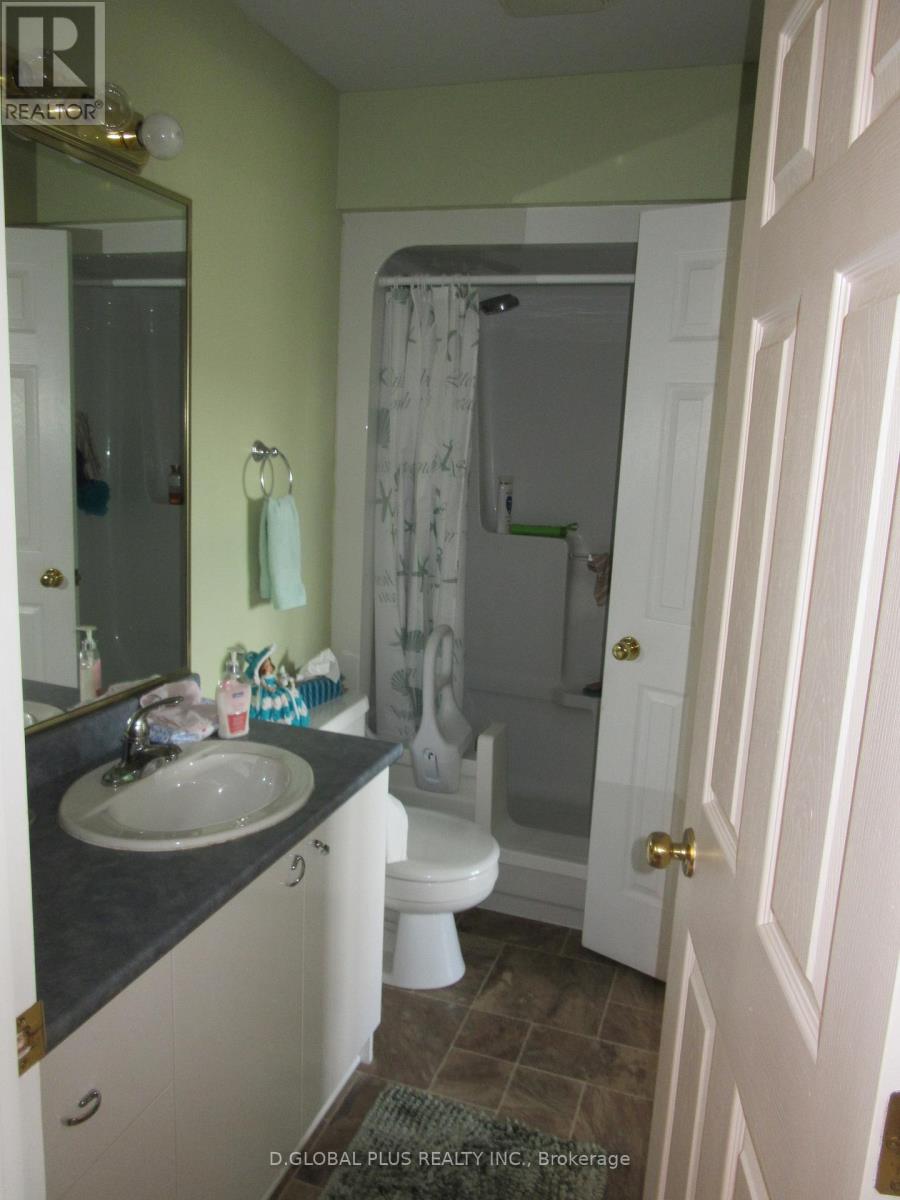 121 HEMLOCK CRESCENT N - 7