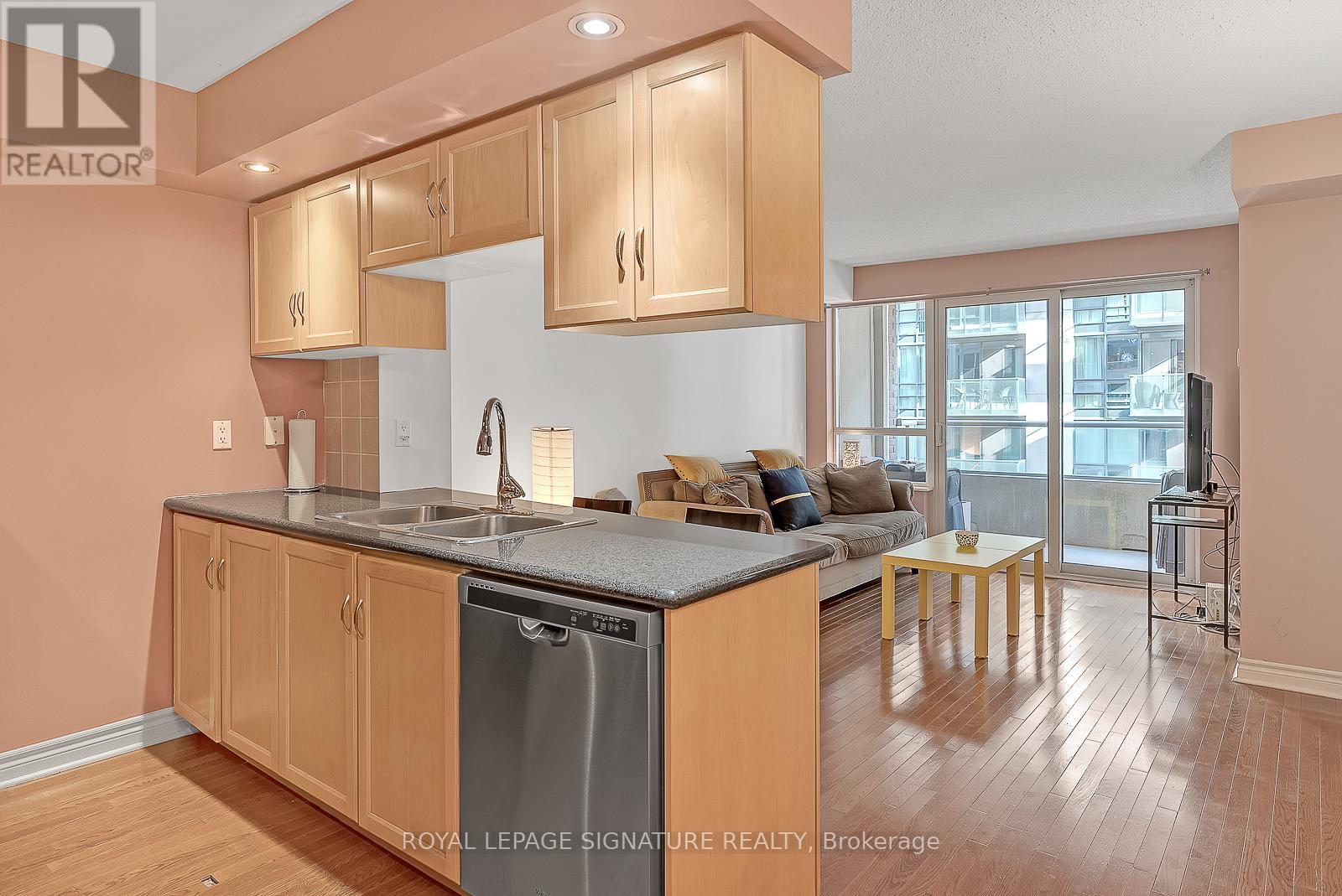 Listing photo of 710 - 270 WELLINGTON STREET W