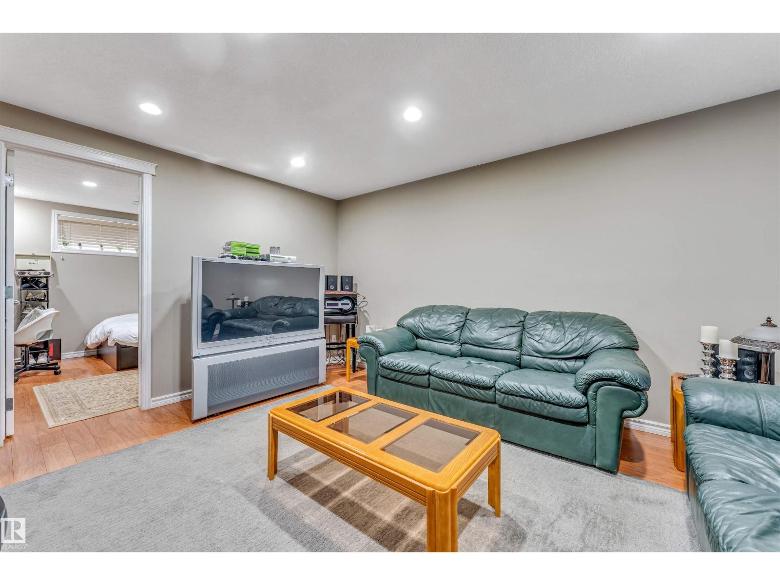 143 ELLINGTON CR — photo 48