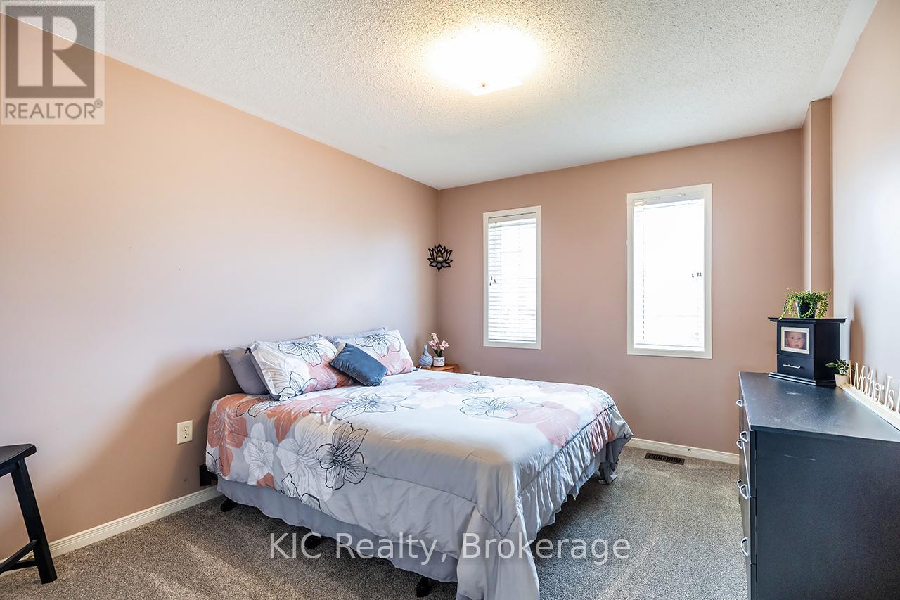 40 PUTTINGEDGE DRIVE - 28