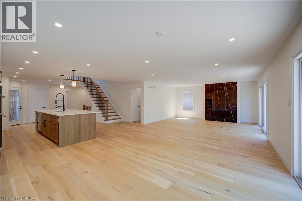 #10 152 DUFFERIN Avenue - 11