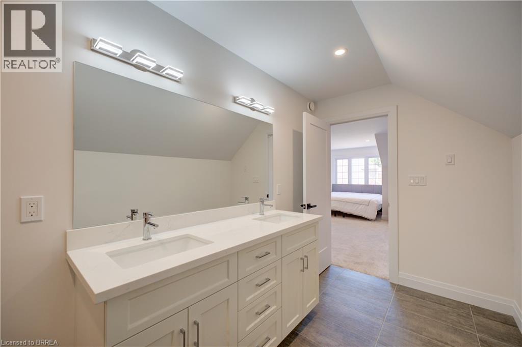 #10 152 DUFFERIN Avenue - 26