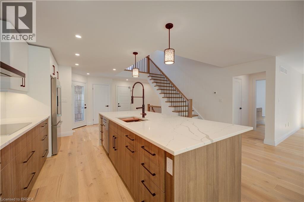 #10 152 DUFFERIN Avenue - 9
