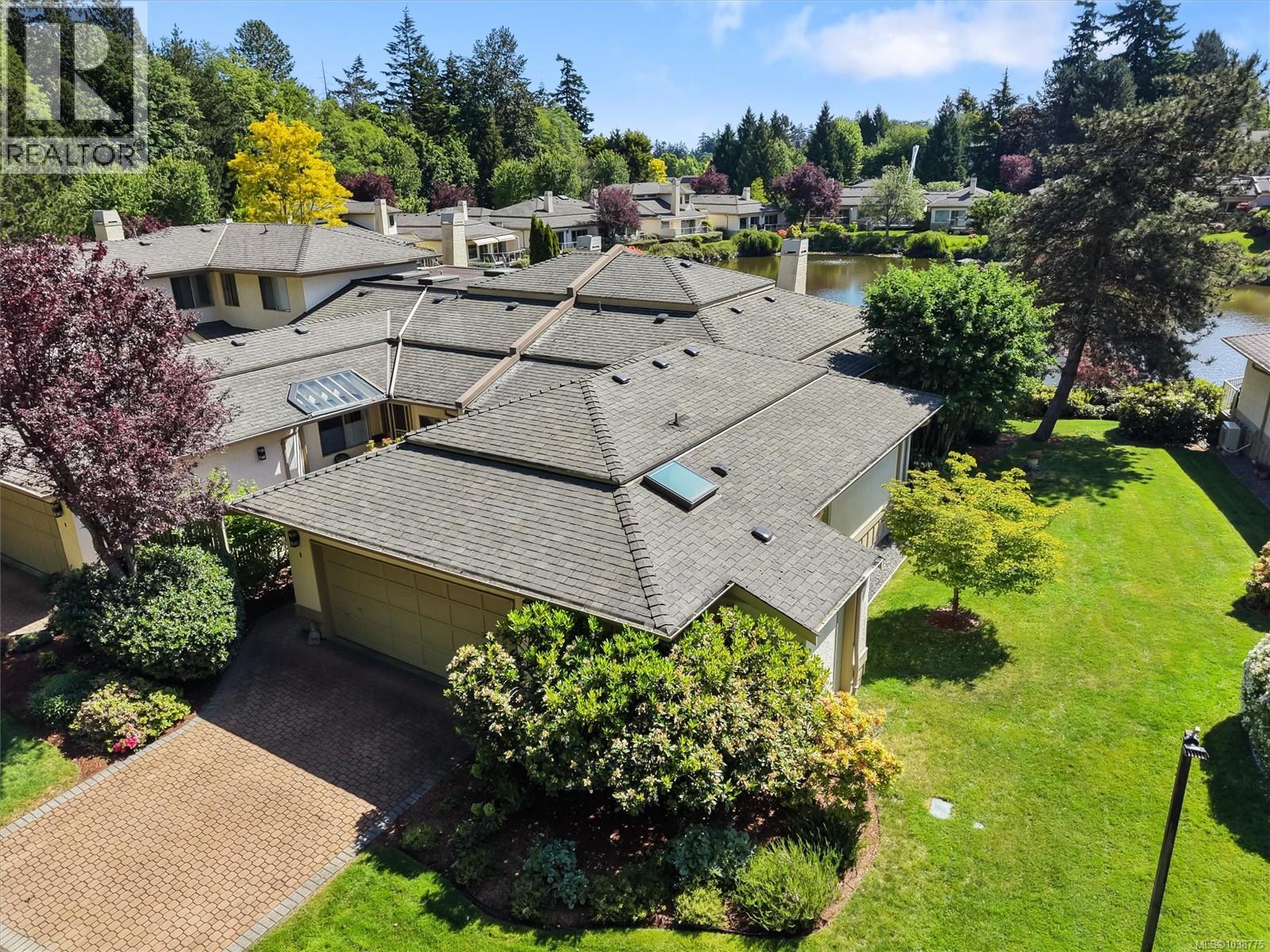 8 4701 Lochside Drive, Saanich