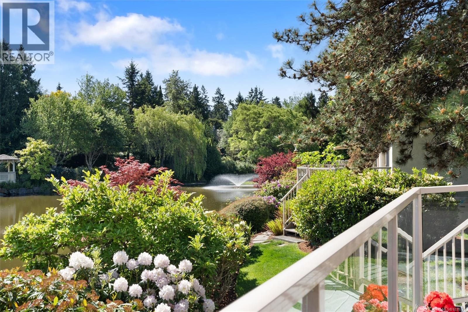 8 4701 Lochside Drive, Saanich