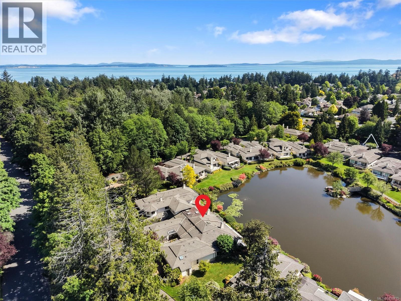 8 4701 Lochside Drive, Saanich