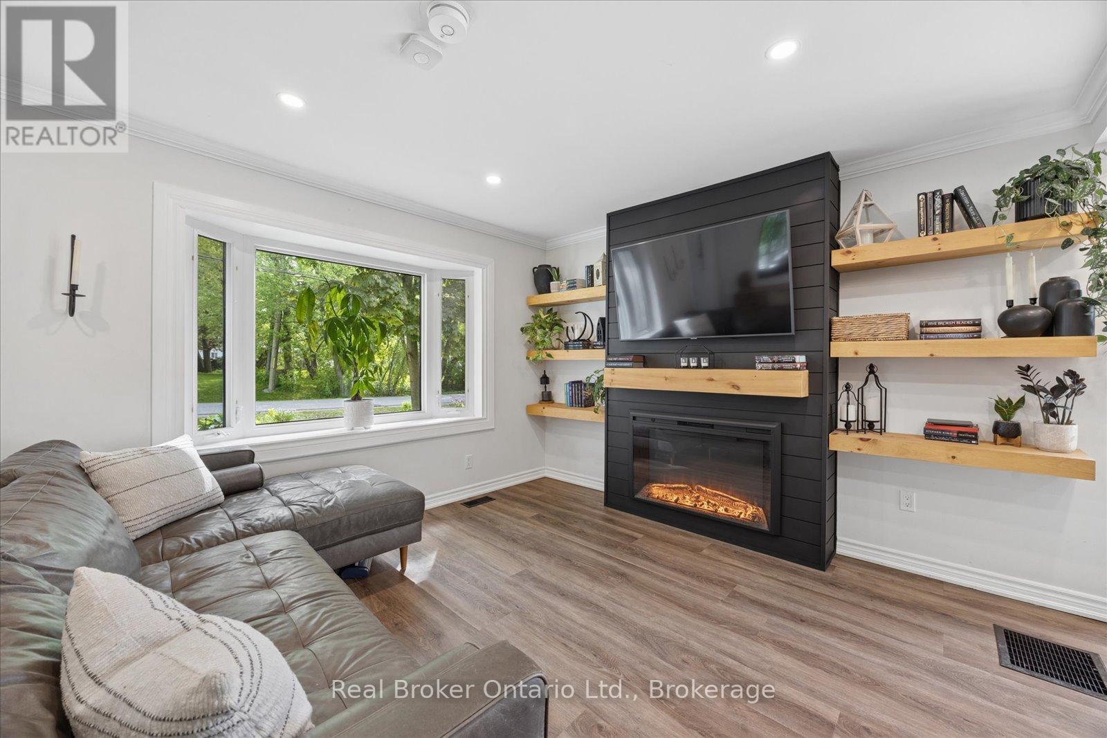 212 MILL STREET N - 11