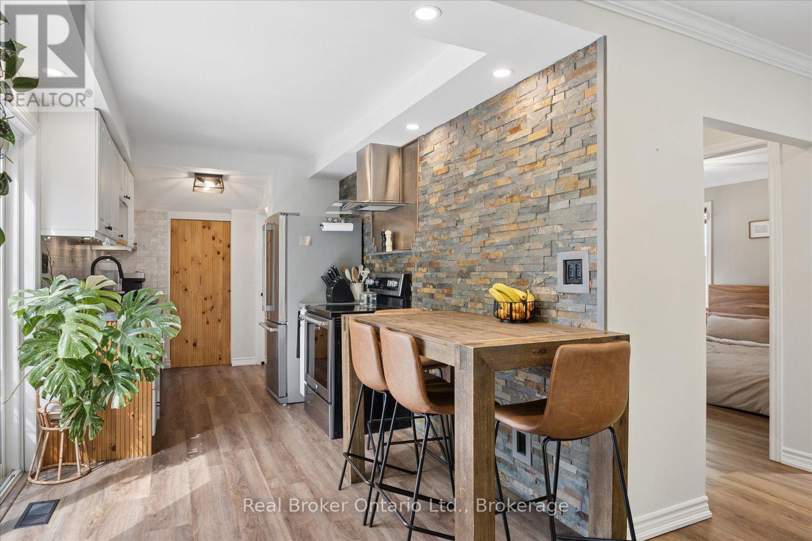 212 MILL STREET N - 16
