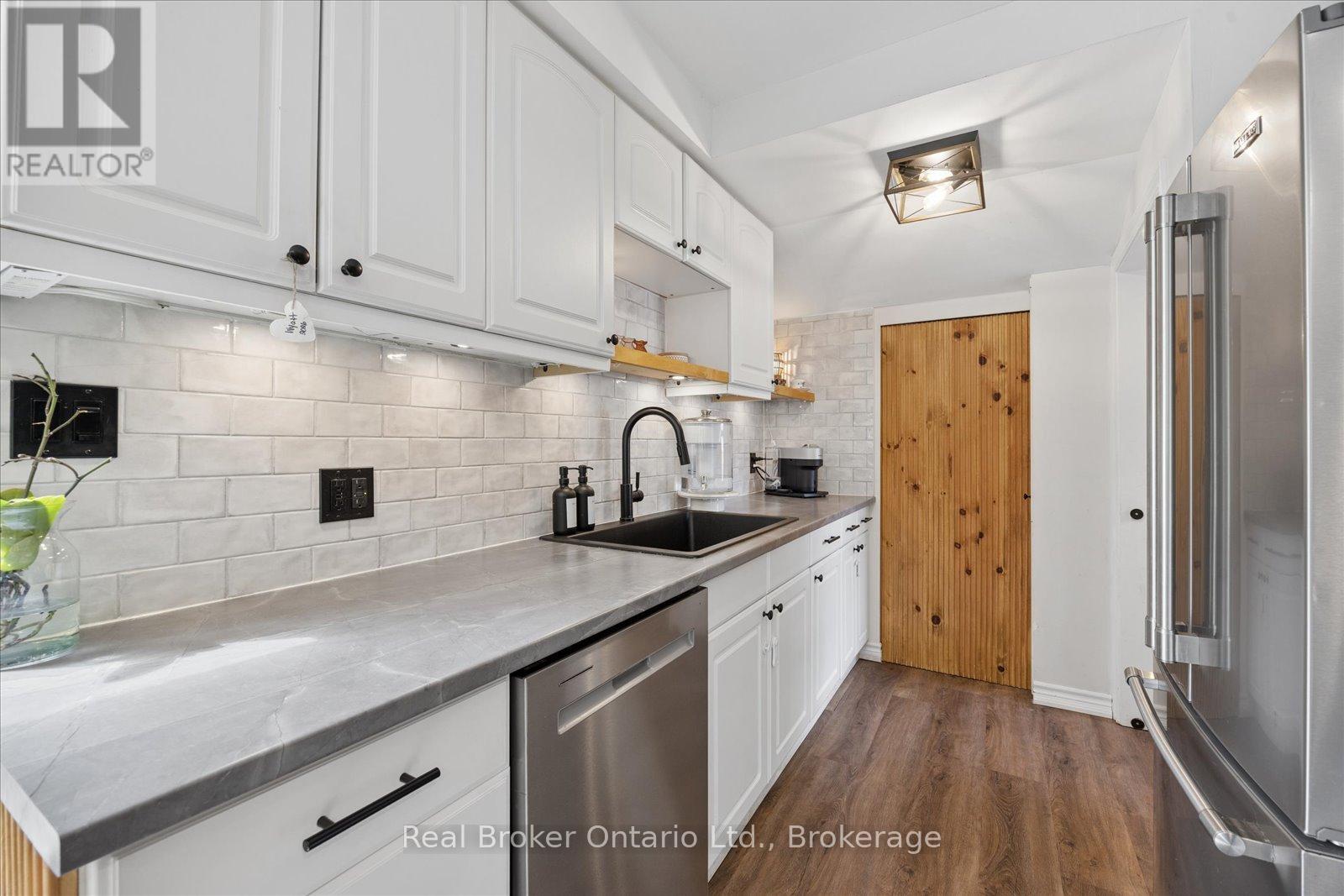 212 MILL STREET N - 20