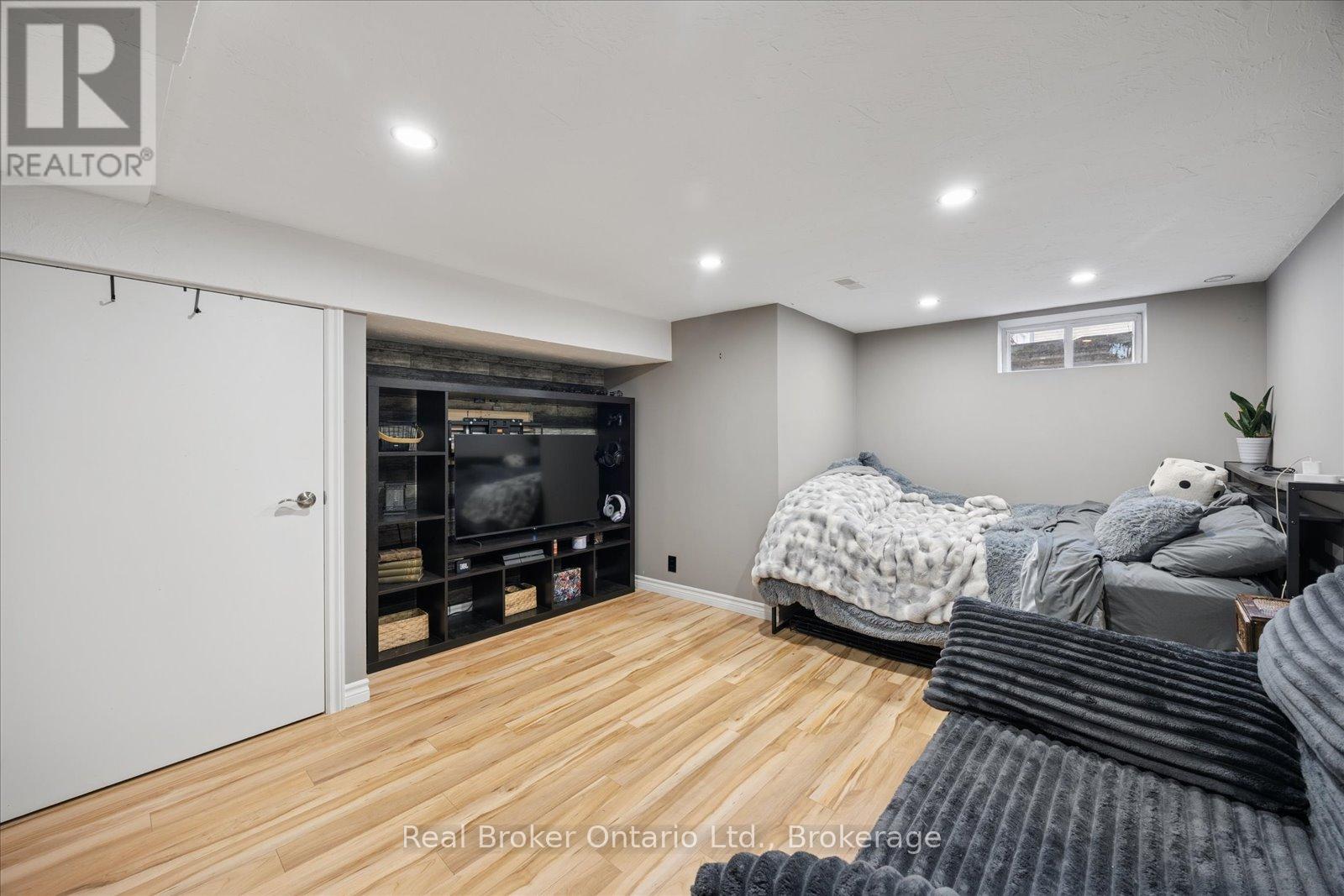 212 MILL STREET N - 32
