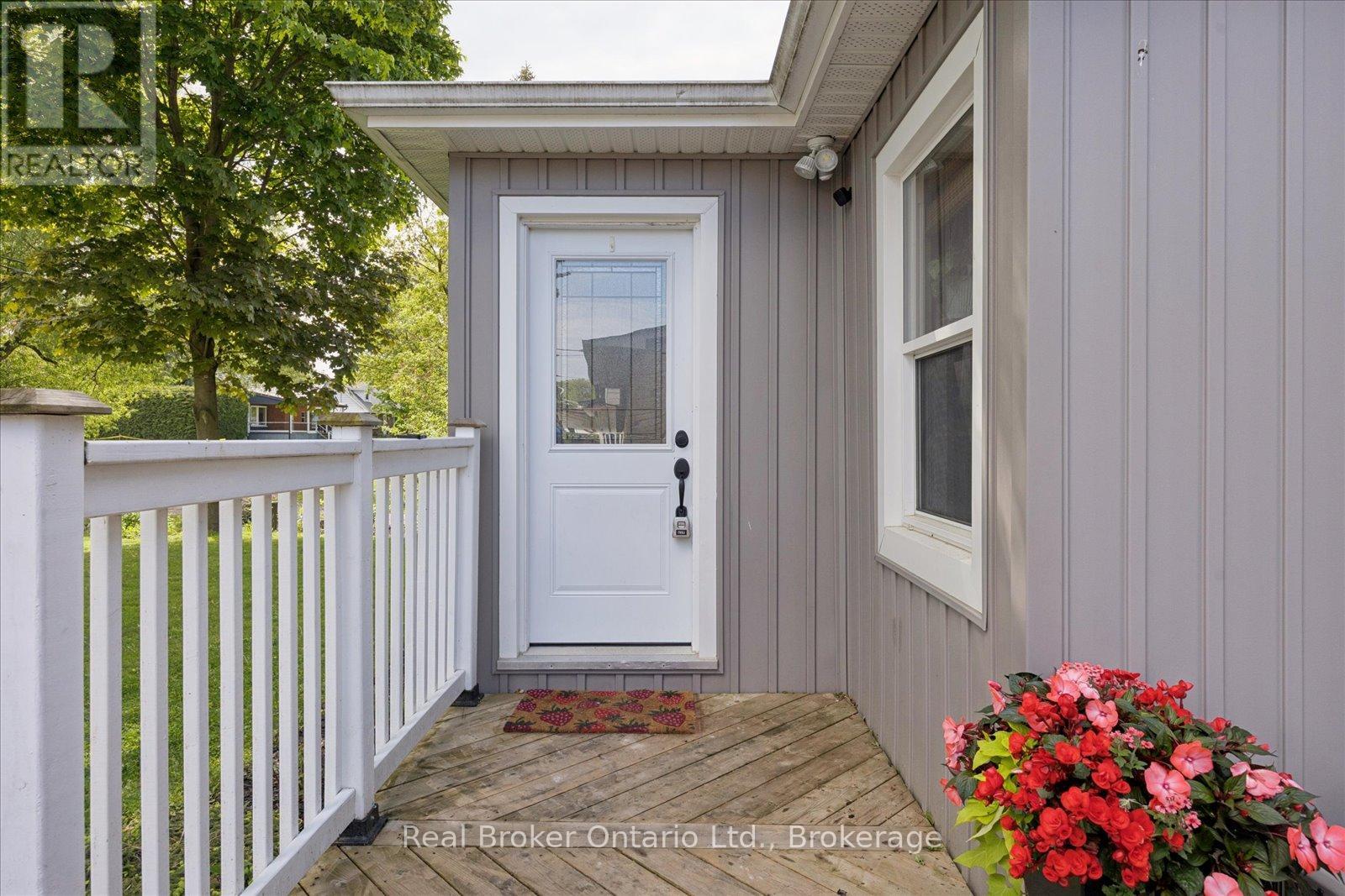 212 MILL STREET N - 6