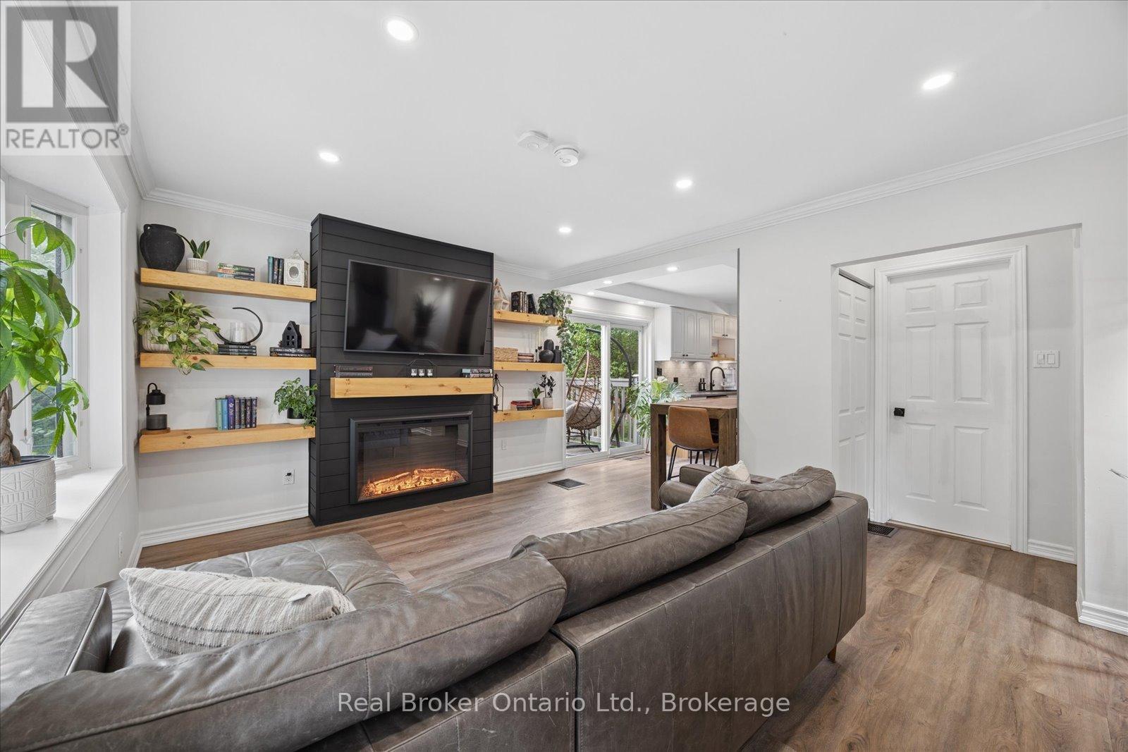 212 MILL STREET N - 9
