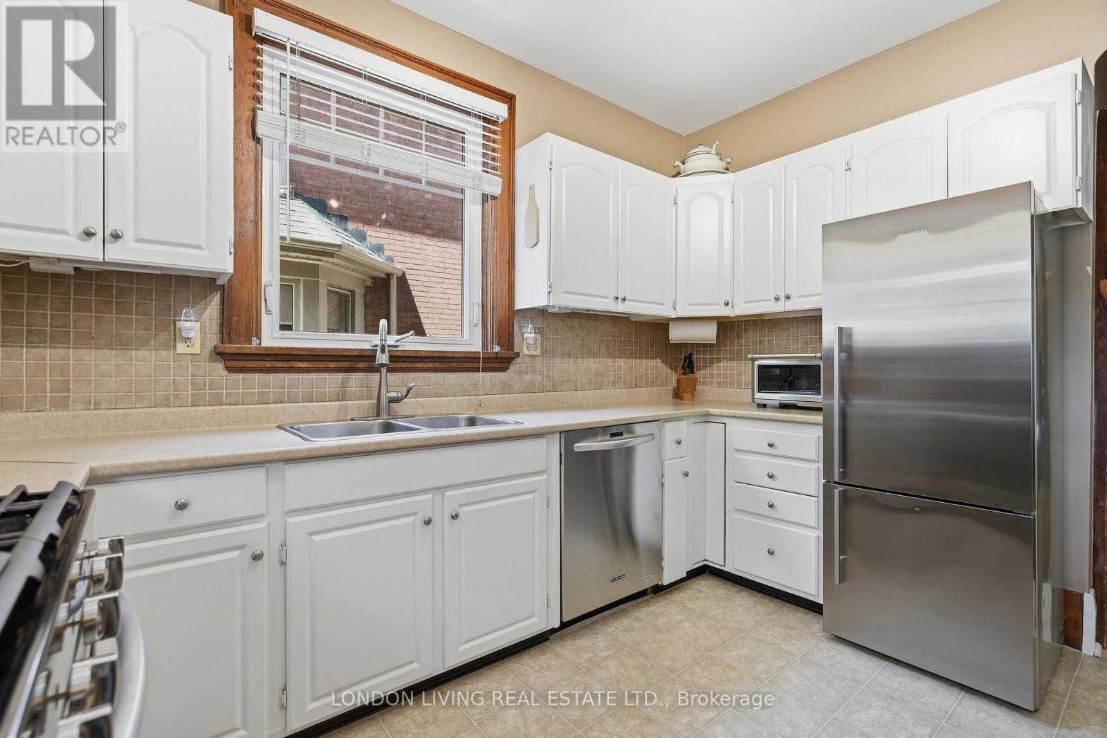 19 BELGRAVE AVENUE - 18
