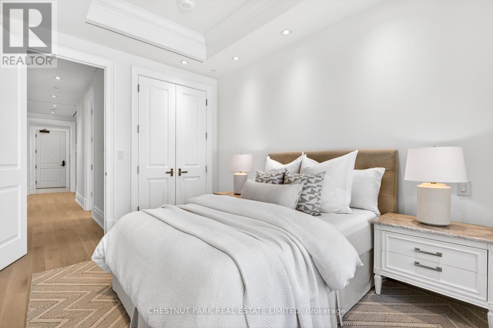 #202 77 CLARENDON AVENUE - 25