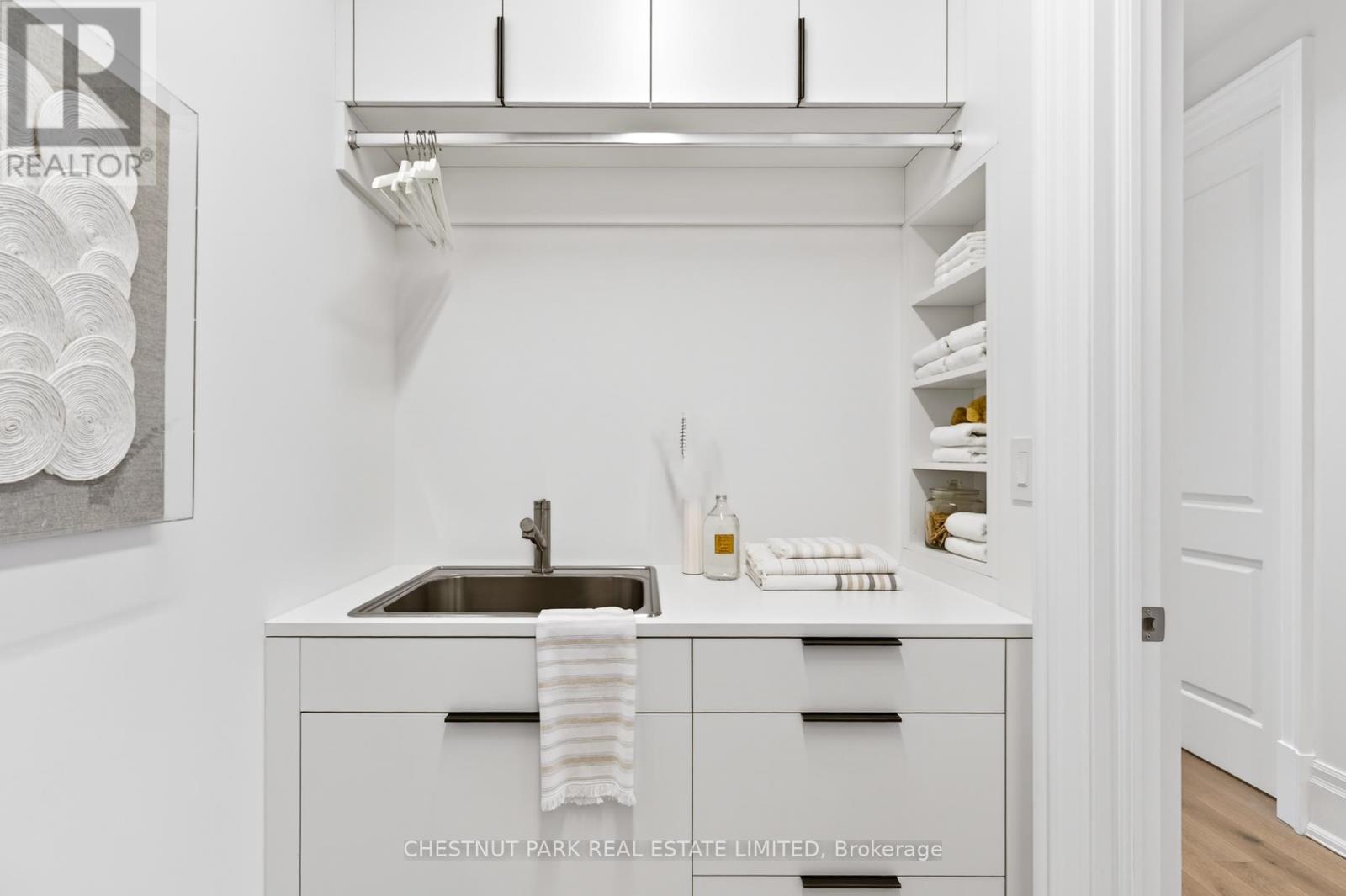 #202 77 CLARENDON AVENUE - 28