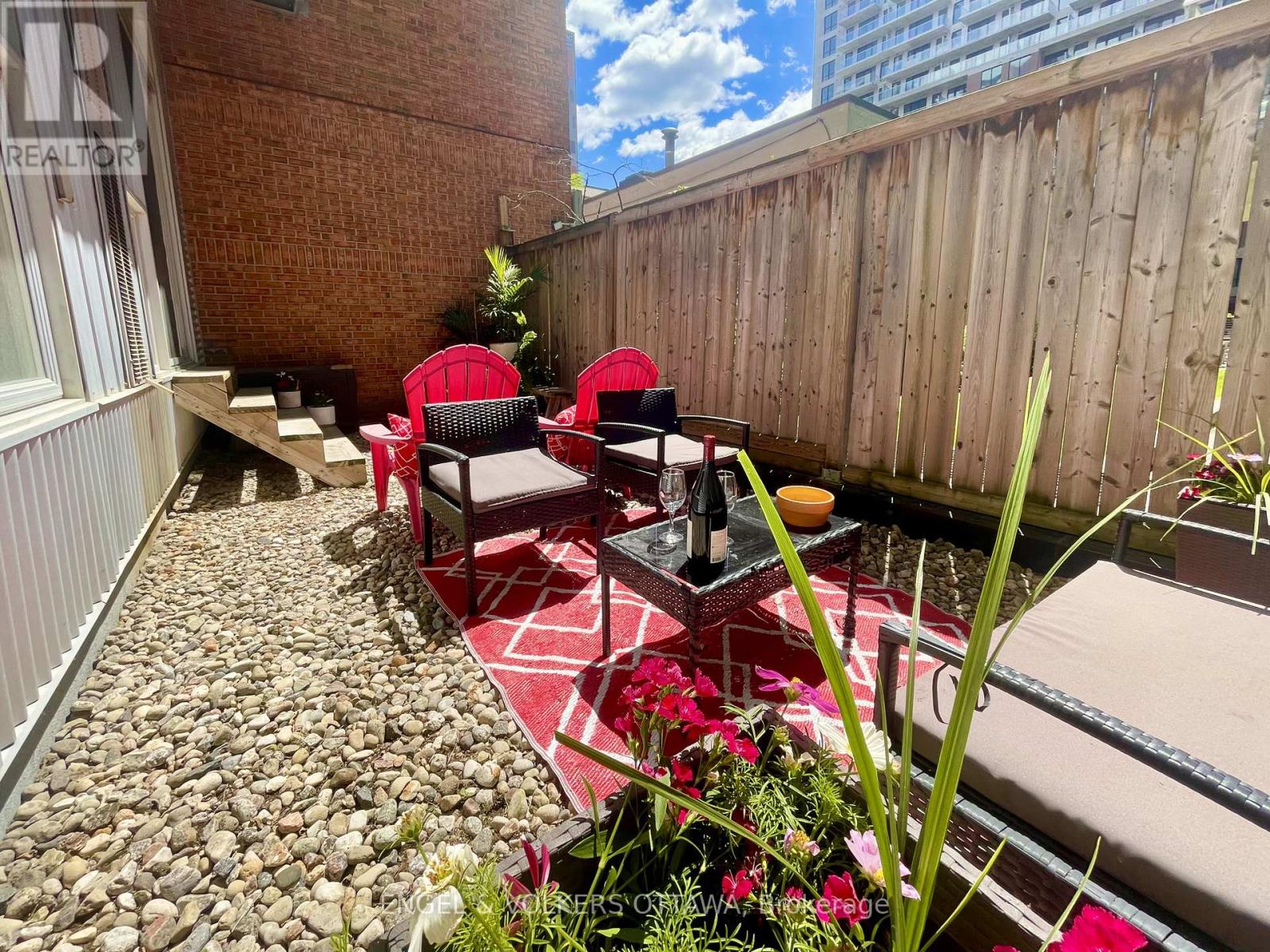 #104 360 CUMBERLAND STREET - 32