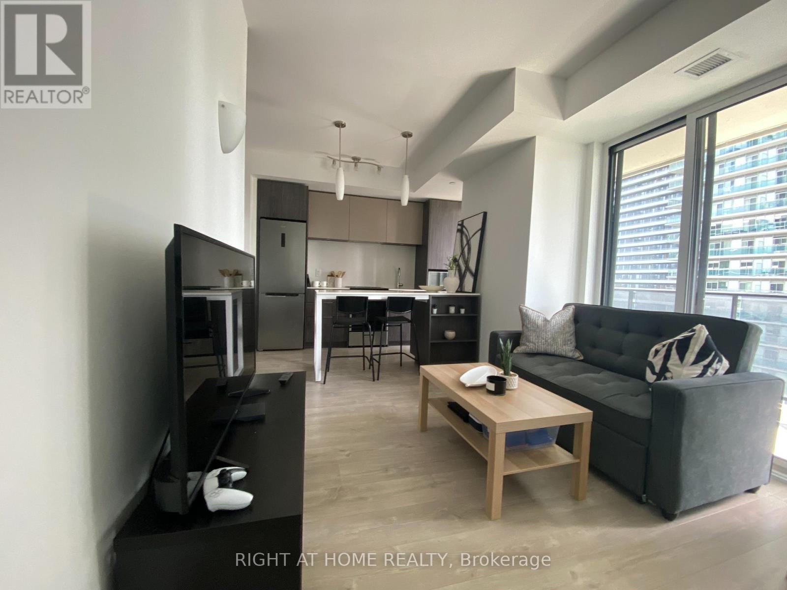 #1008 70 ANNIE CRAIG DRIVE - 6