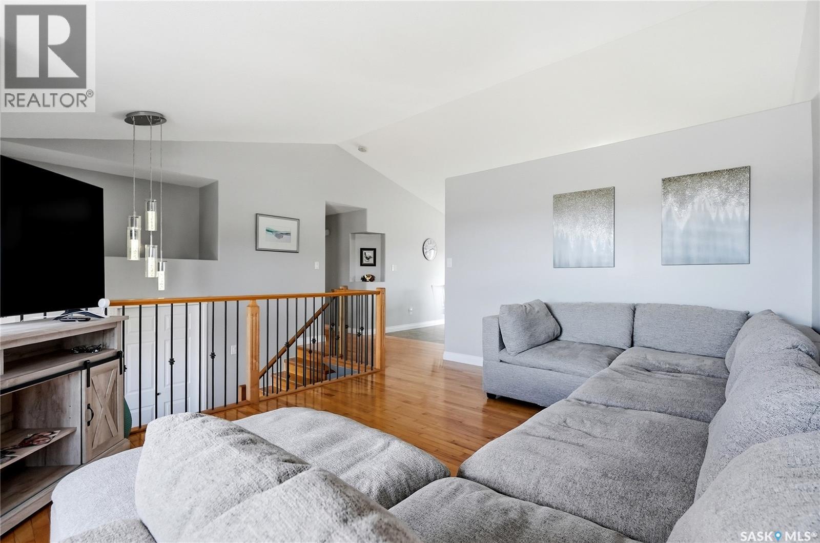 469 Brooklyn CRESCENT - Image 3