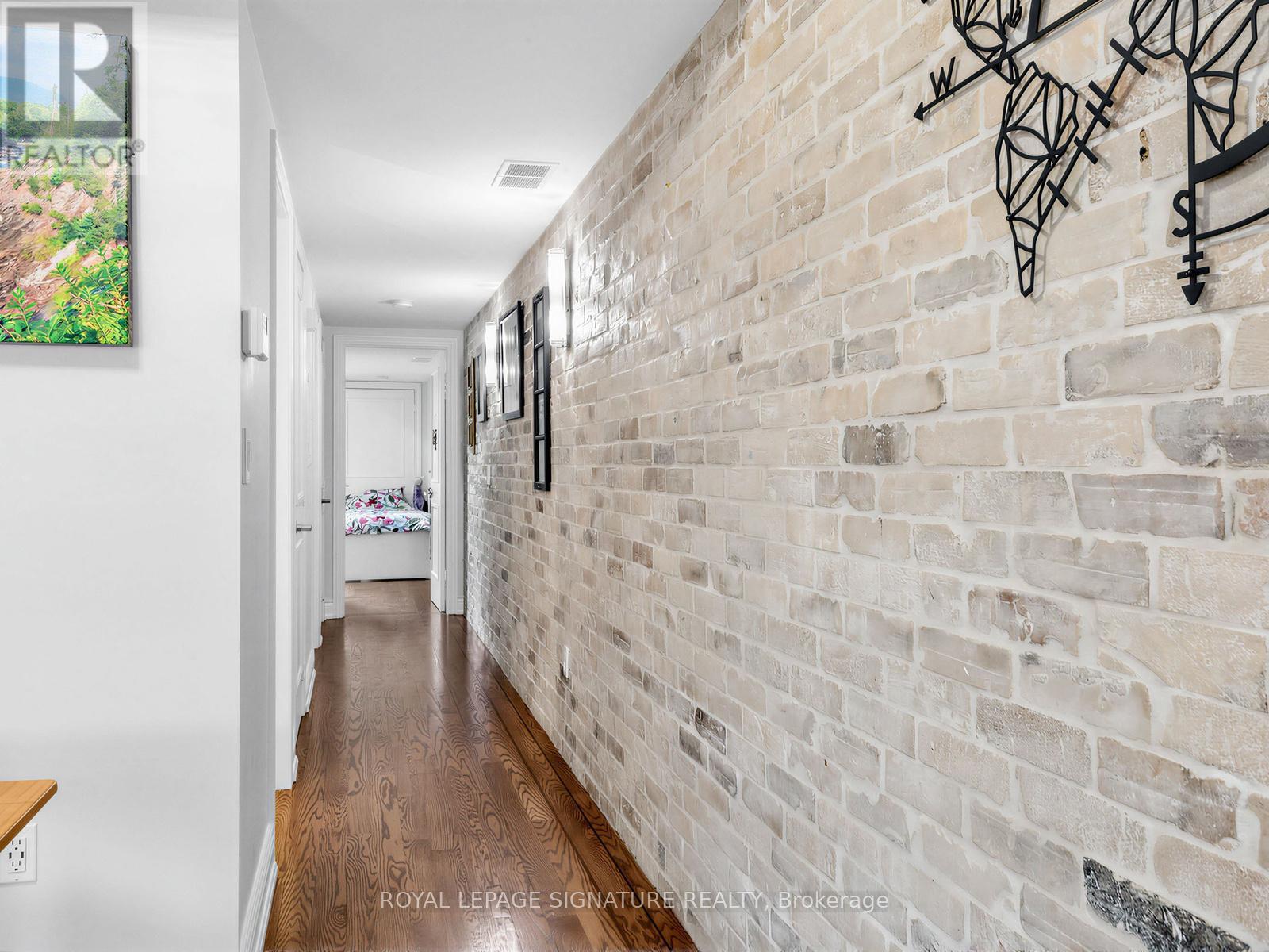 #201 72 AERODROME CRESCENT - 12