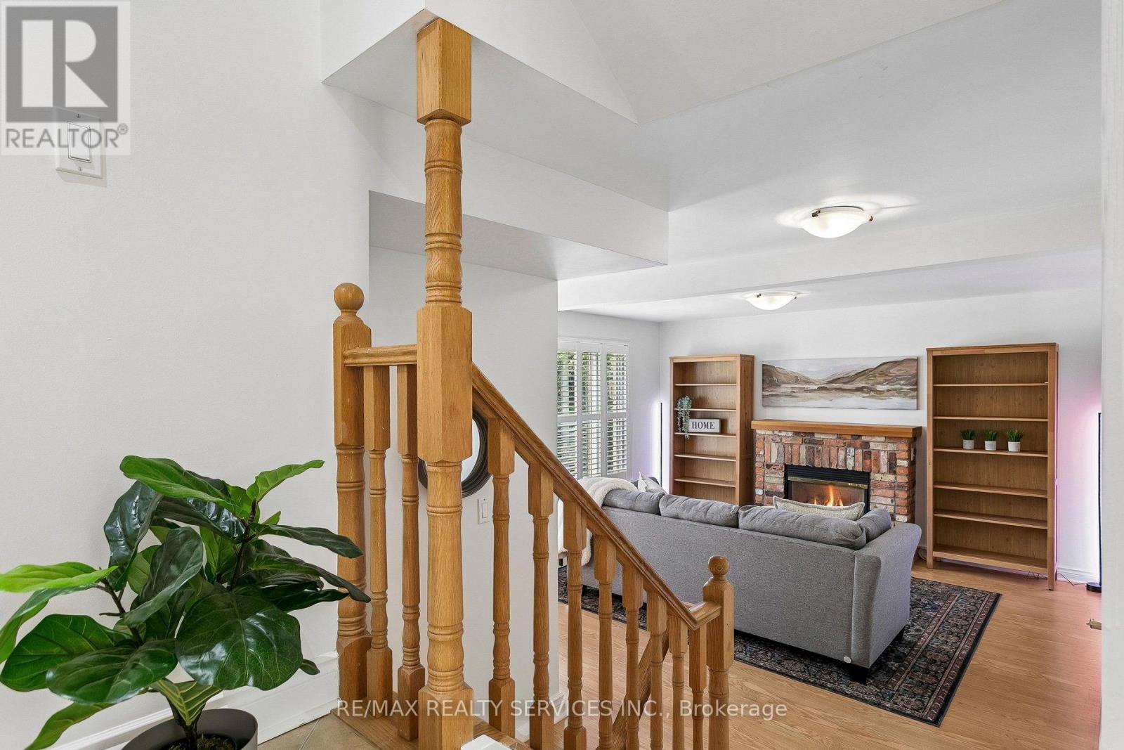 42 WATSON CRESCENT - 32