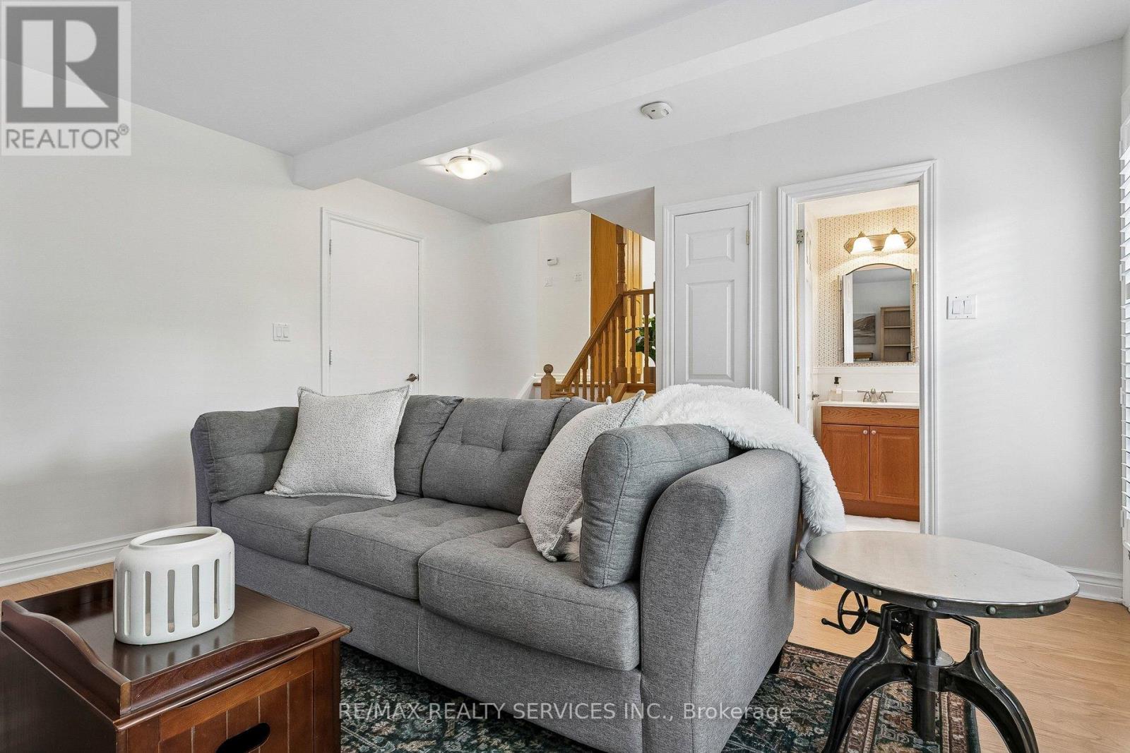 42 WATSON CRESCENT - 36