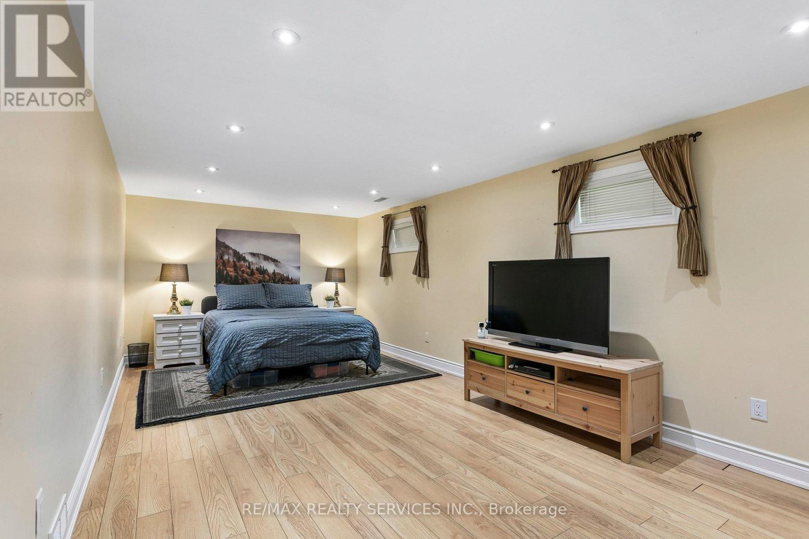 42 WATSON CRESCENT - 40