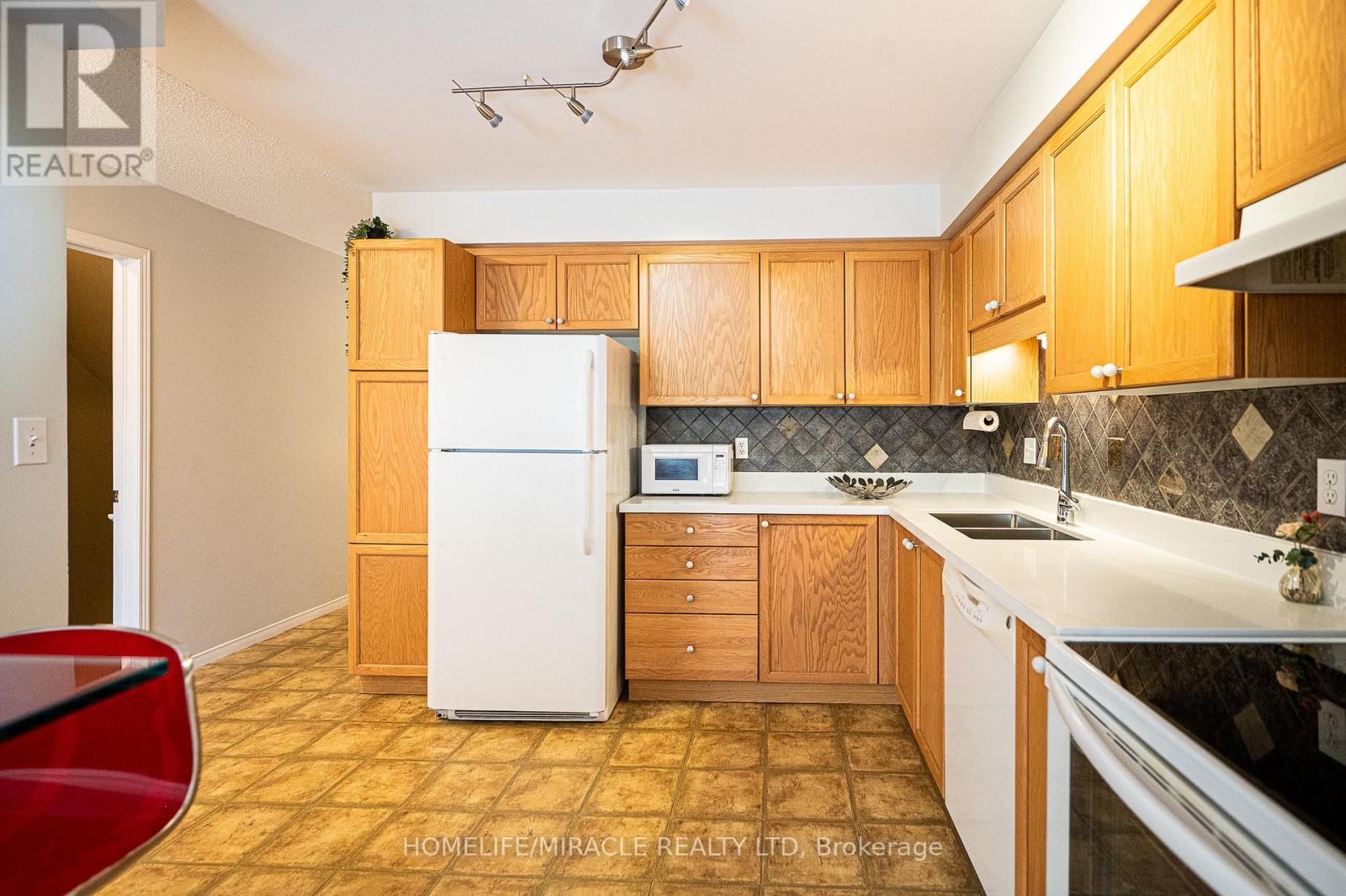 #55 151 CLAIRFIELDS DRIVE E - 7