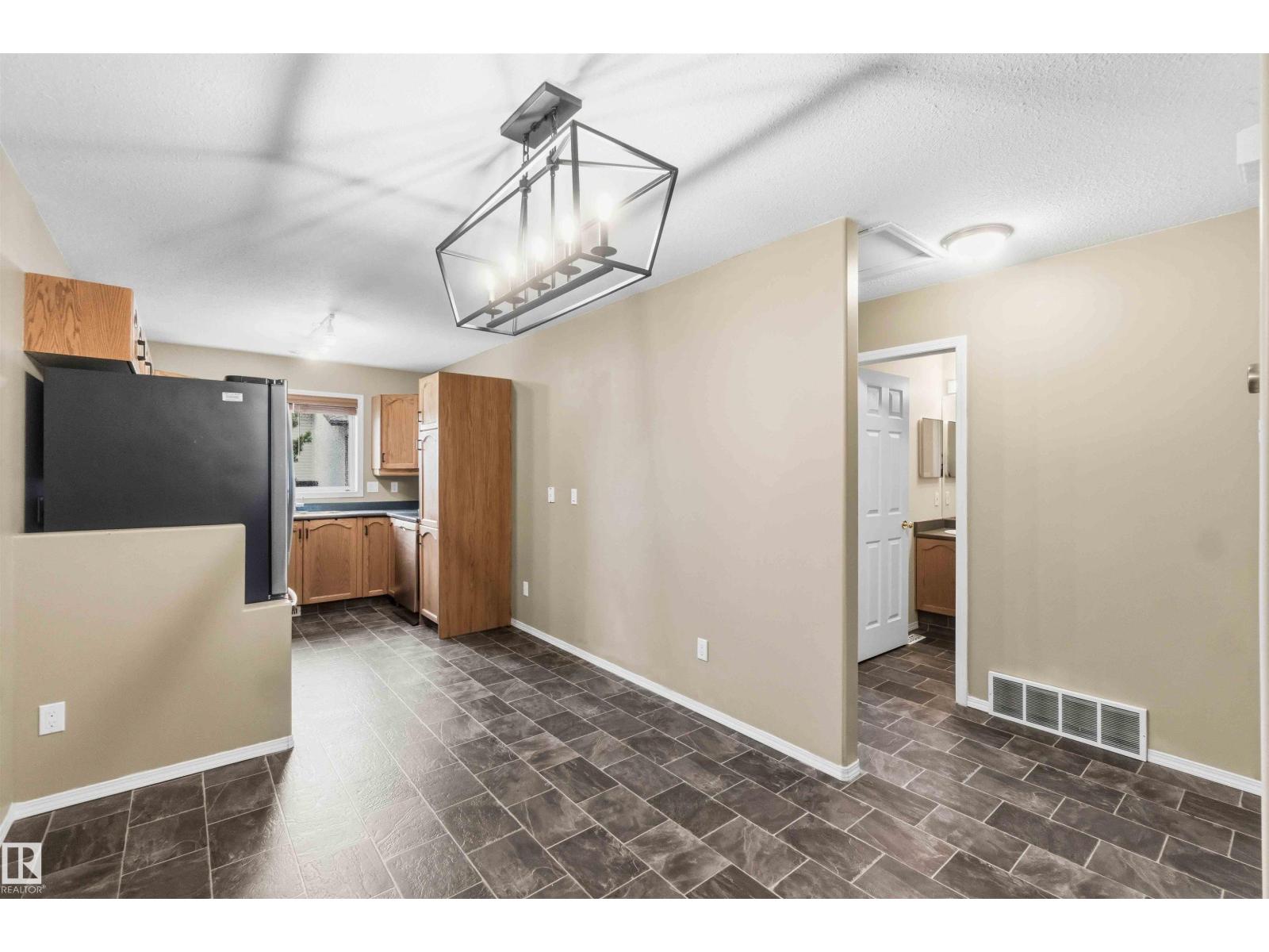 #9 3811 85 ST NW - 13