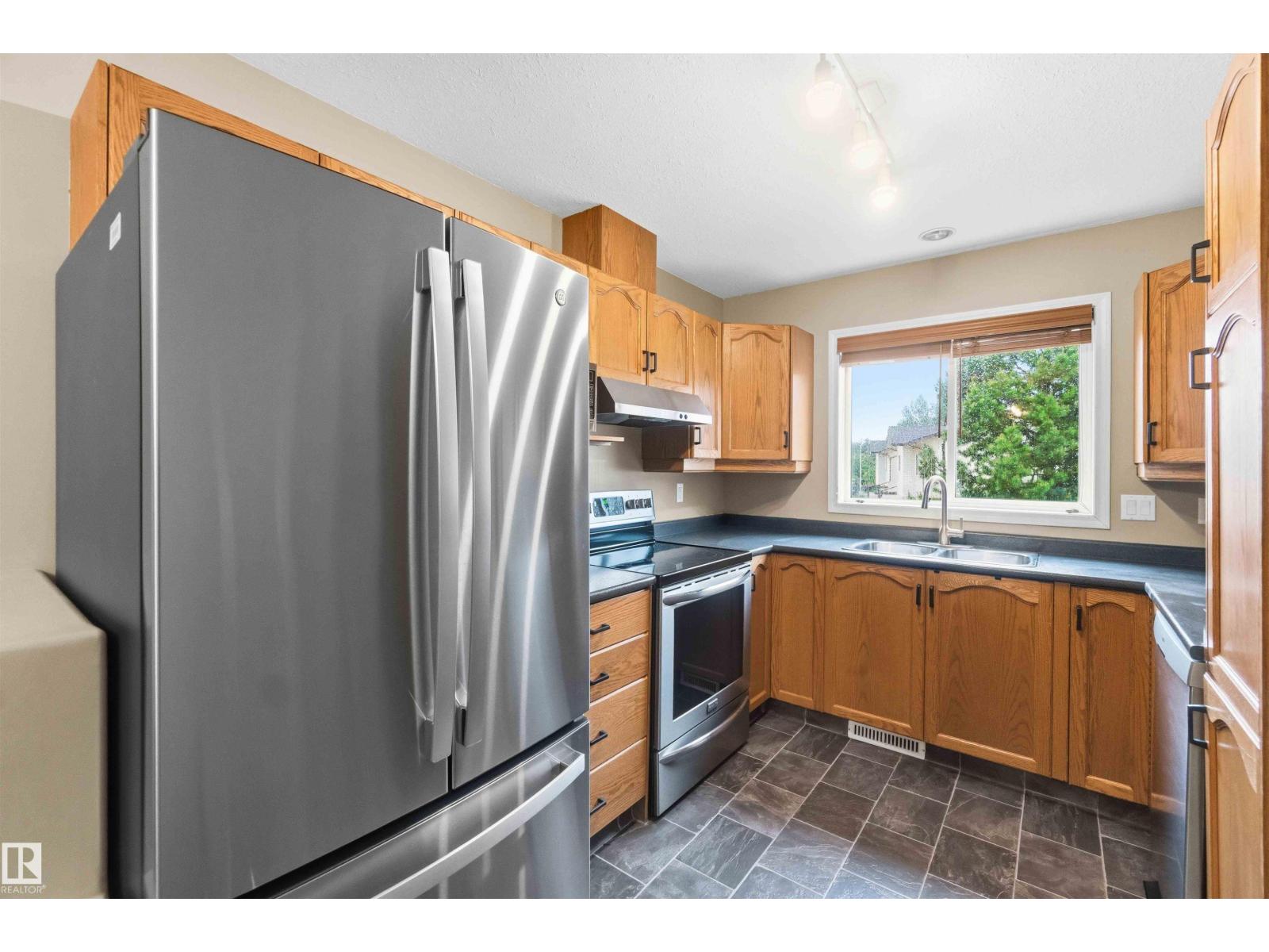 #9 3811 85 ST NW - 16