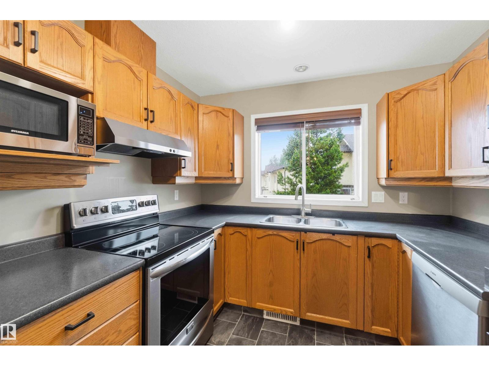 #9 3811 85 ST NW - 17