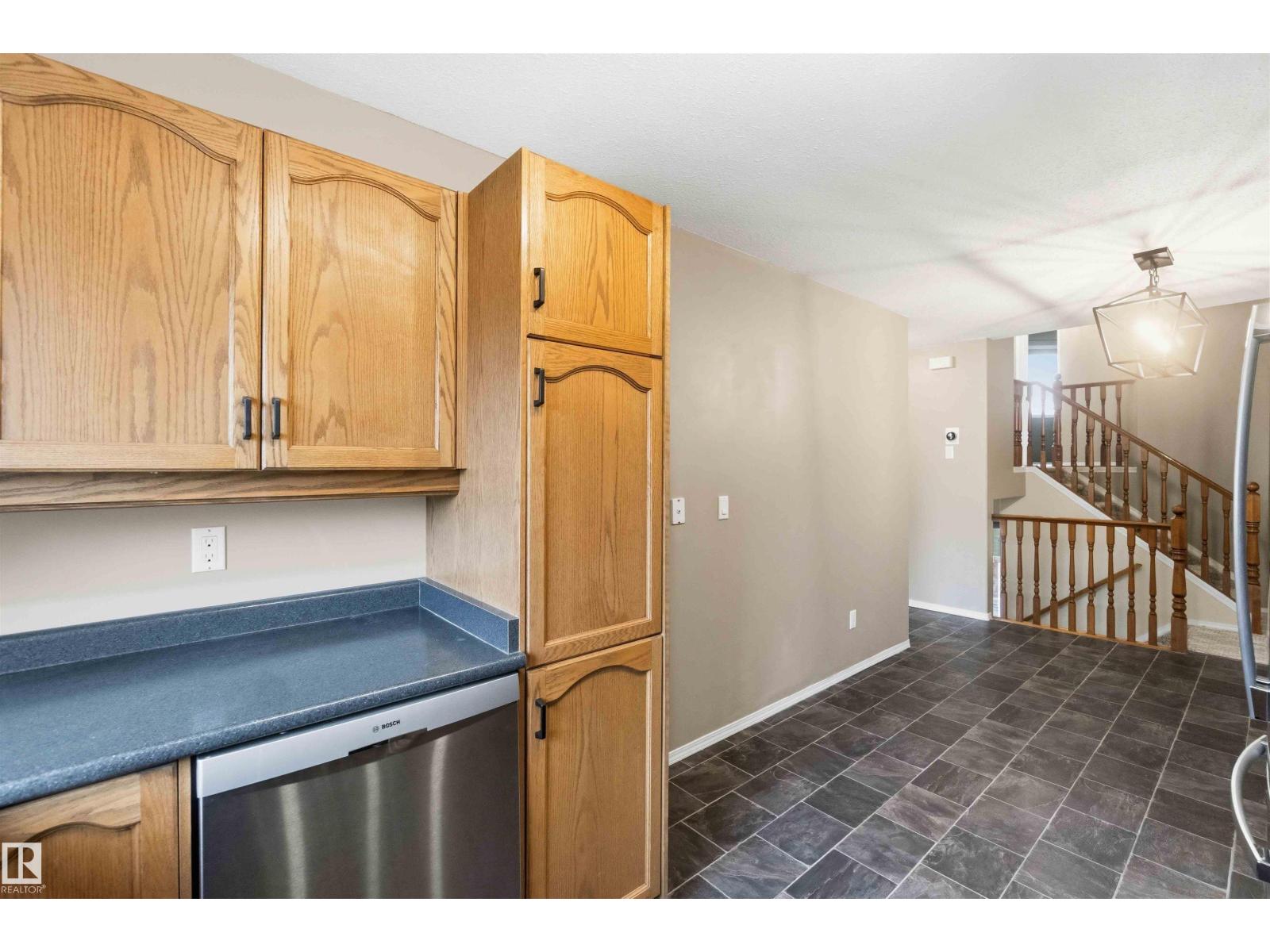 #9 3811 85 ST NW - 19
