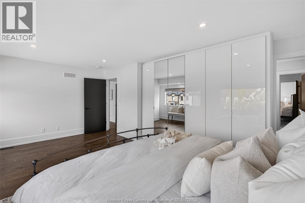3889 ST FRANCIS CRESCENT - 35