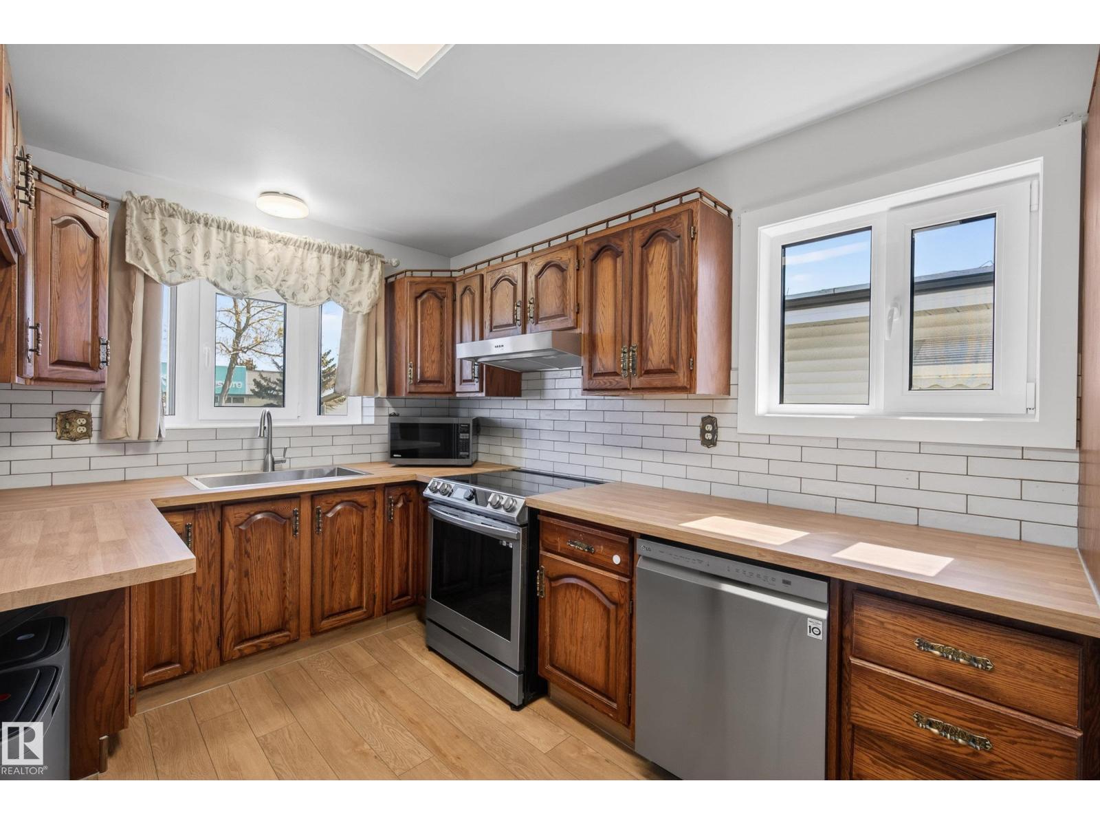 6203 90 AV NW - 10