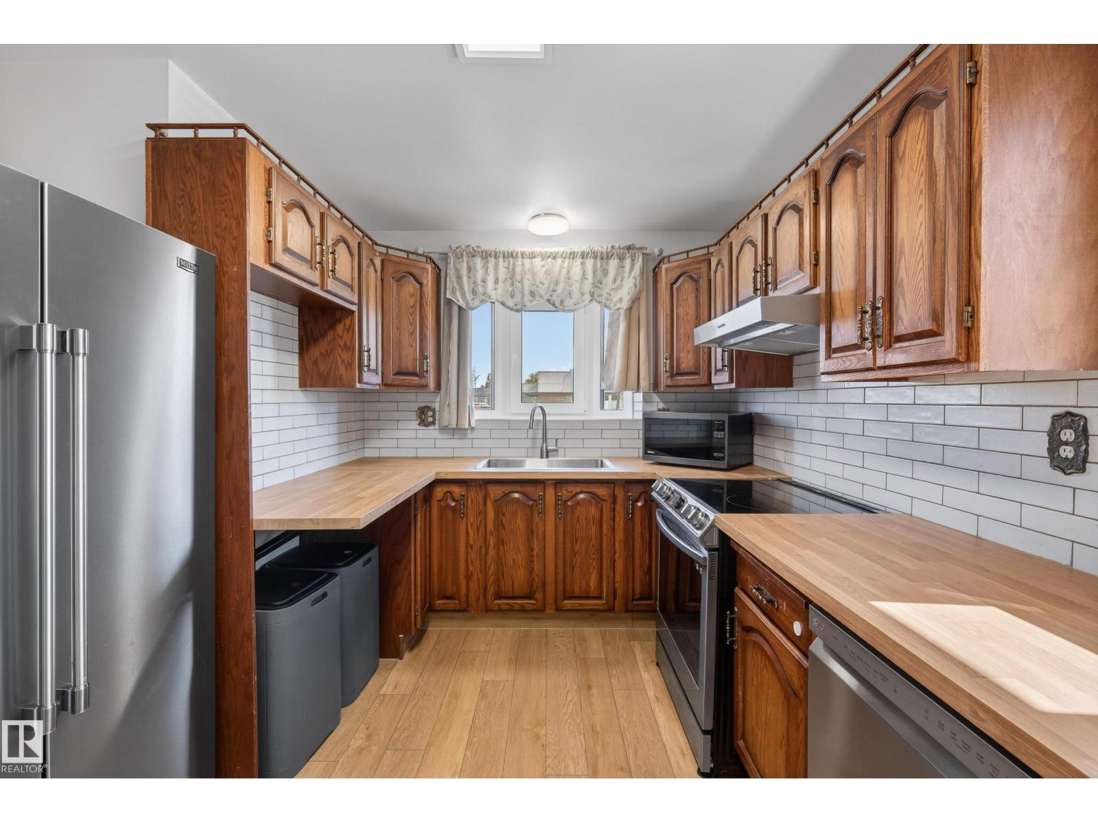 6203 90 AV NW - 11